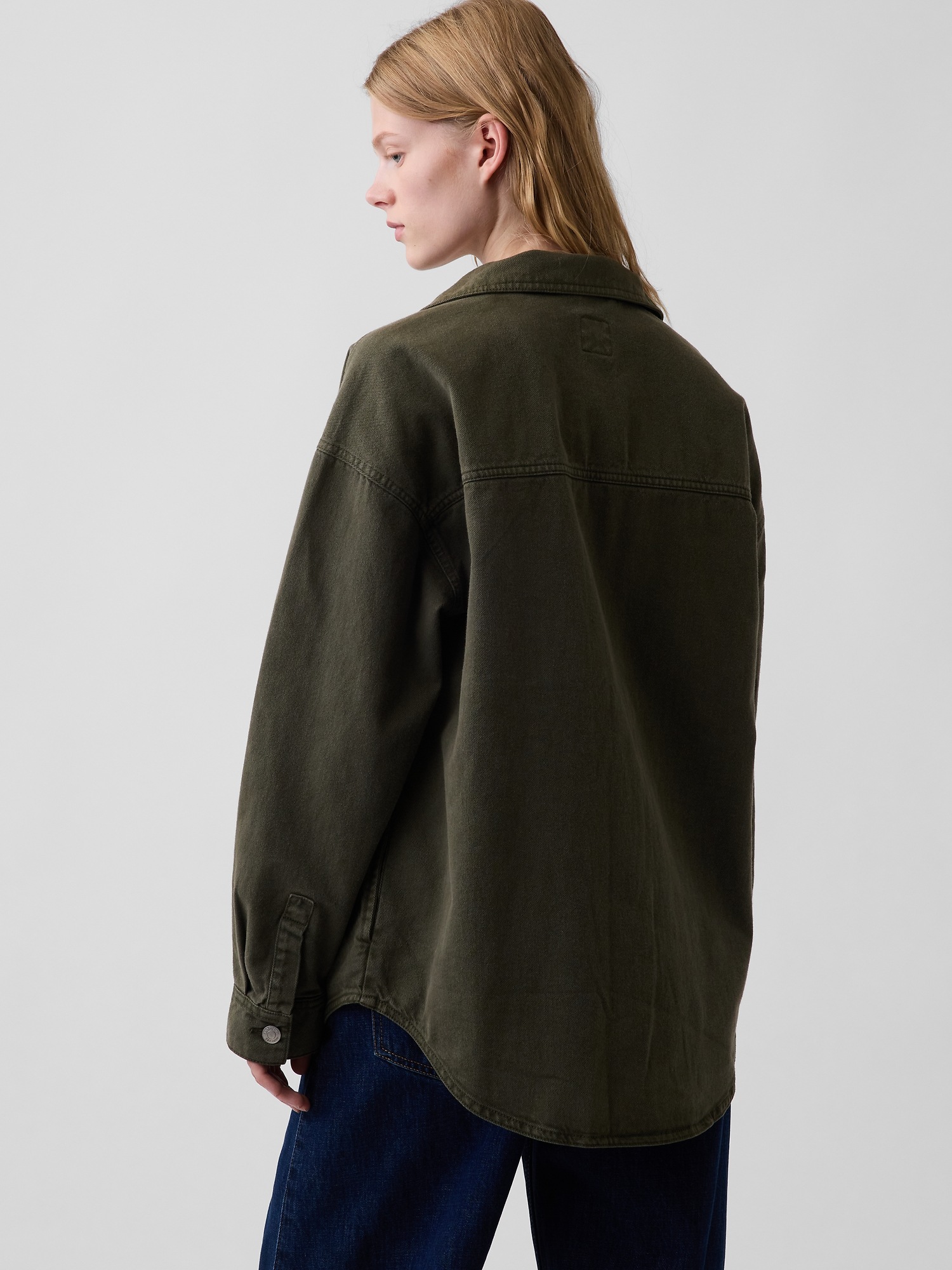 Женская куртка Gap Denim Oversized Shirt Jacket, цвет: Чёрный мох зелёный — фото 3