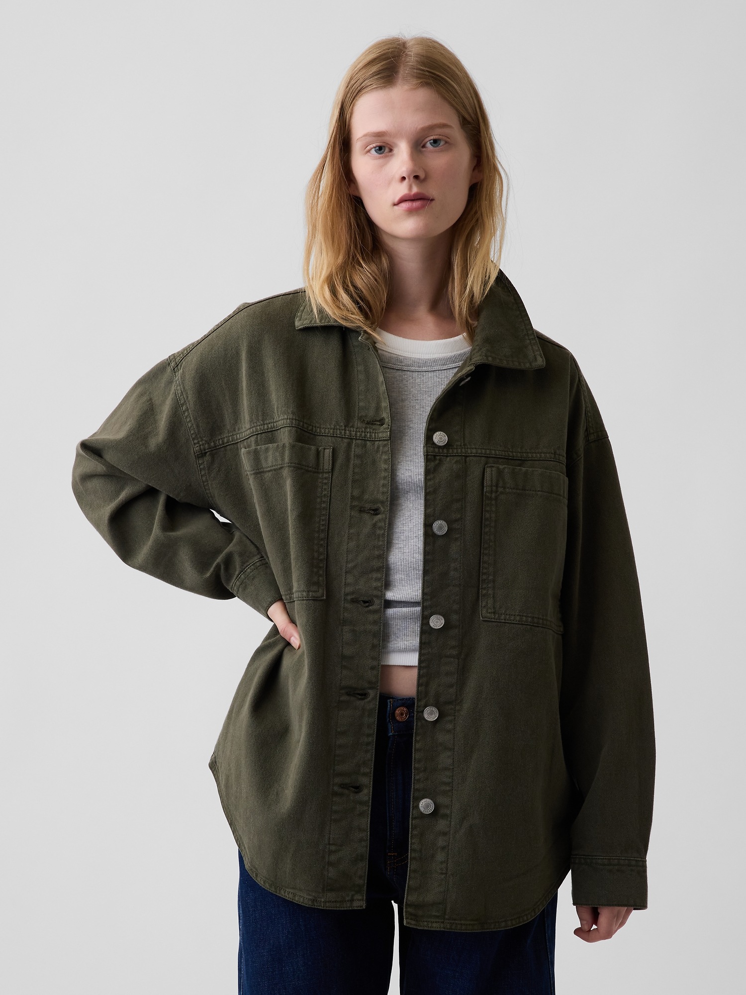 Женская куртка Gap Denim Oversized Shirt Jacket, цвет: Чёрный мох зелёный