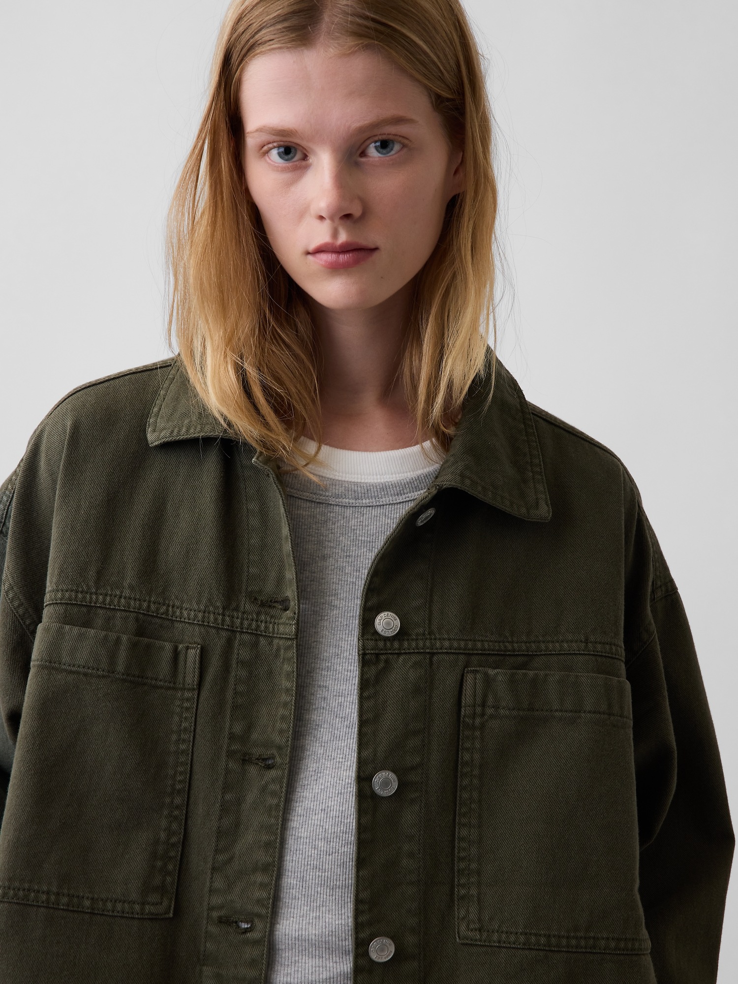 Женская куртка Gap Denim Oversized Shirt Jacket, цвет: Чёрный мох зелёный — фото 4