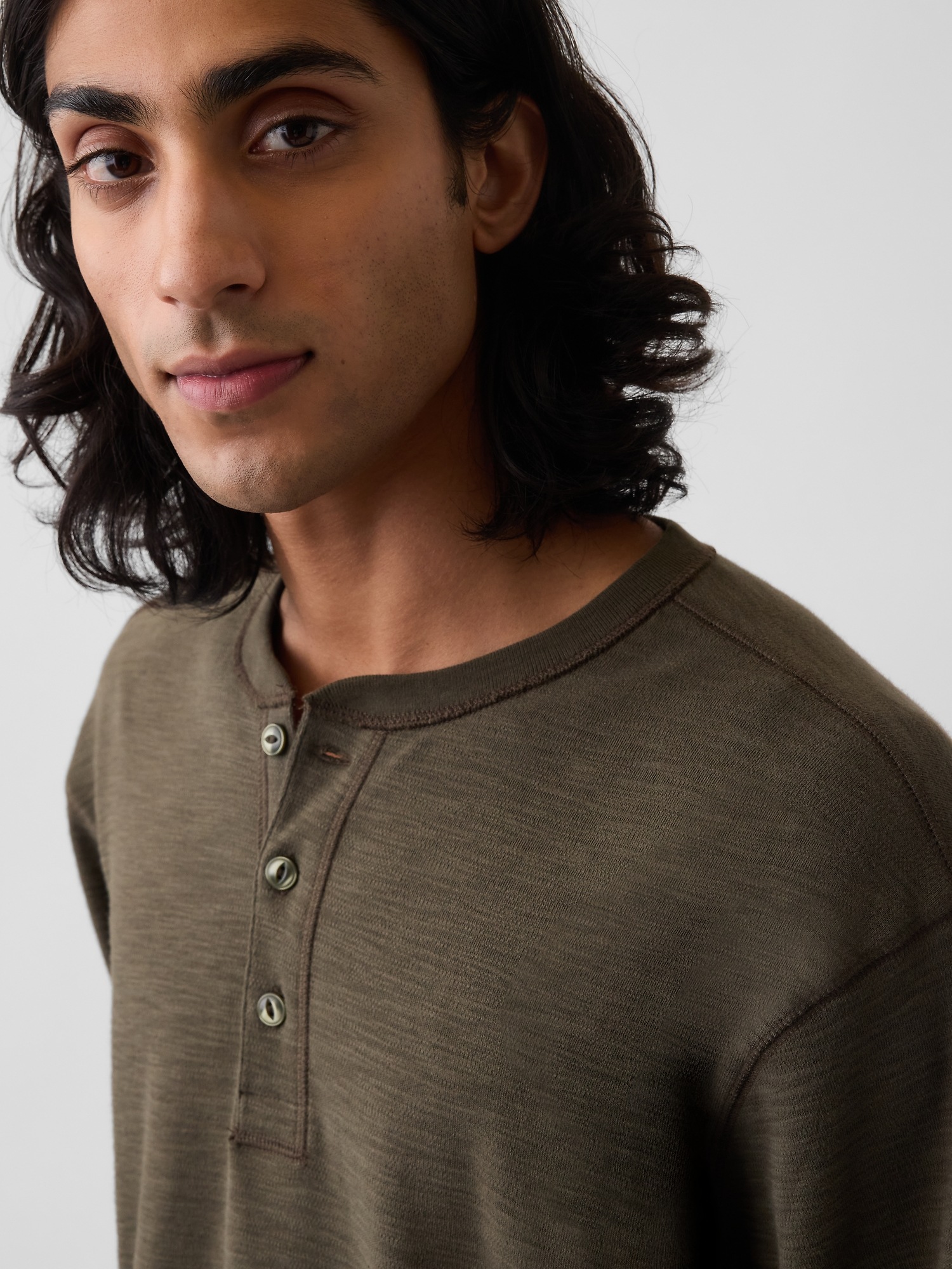 Мужская футболка Gap Relaxed Henley, цвет: Зелёный — фото 3