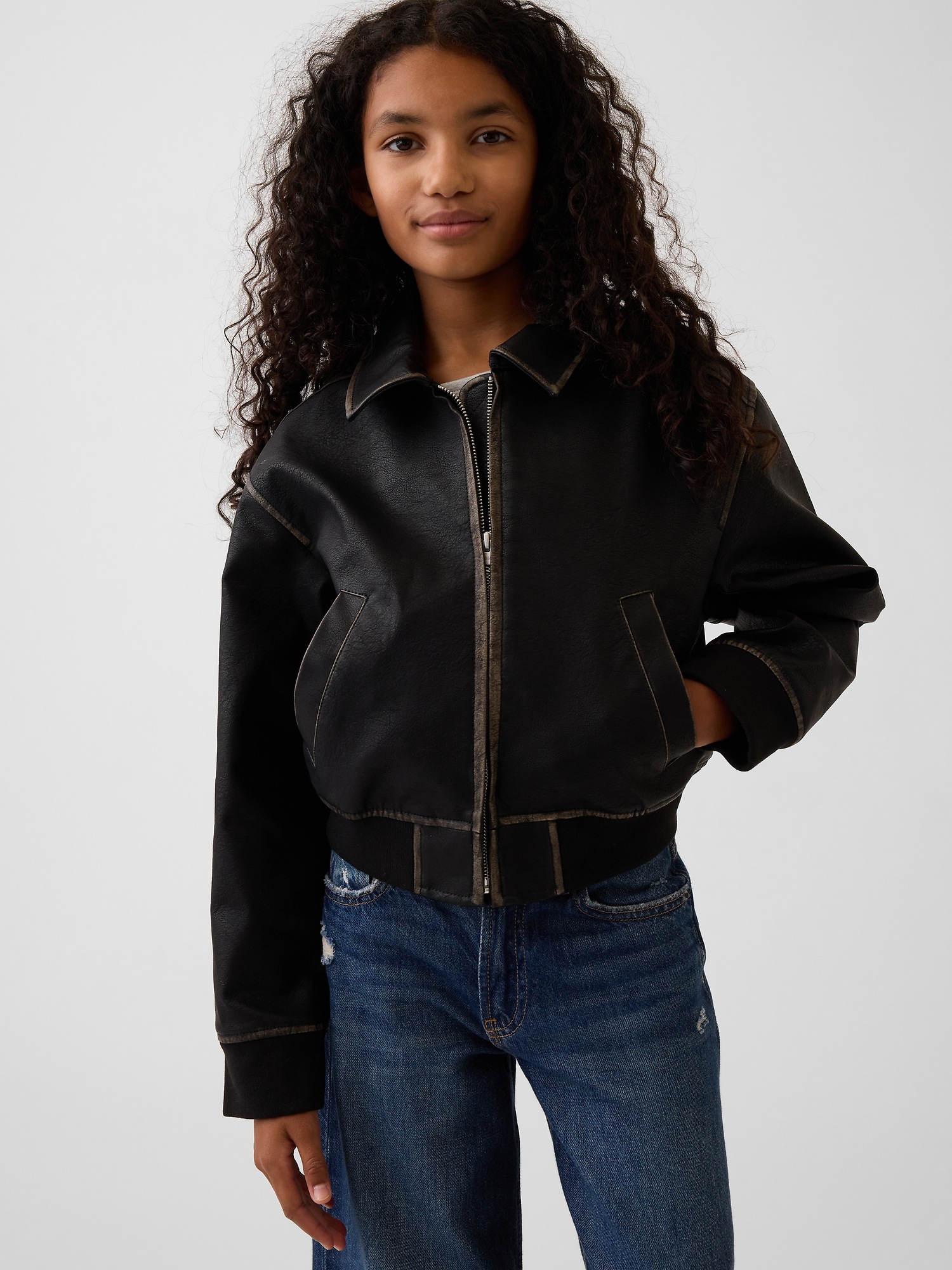Детская куртка-бомбер Gap из экокожи, цвет: Чёрный