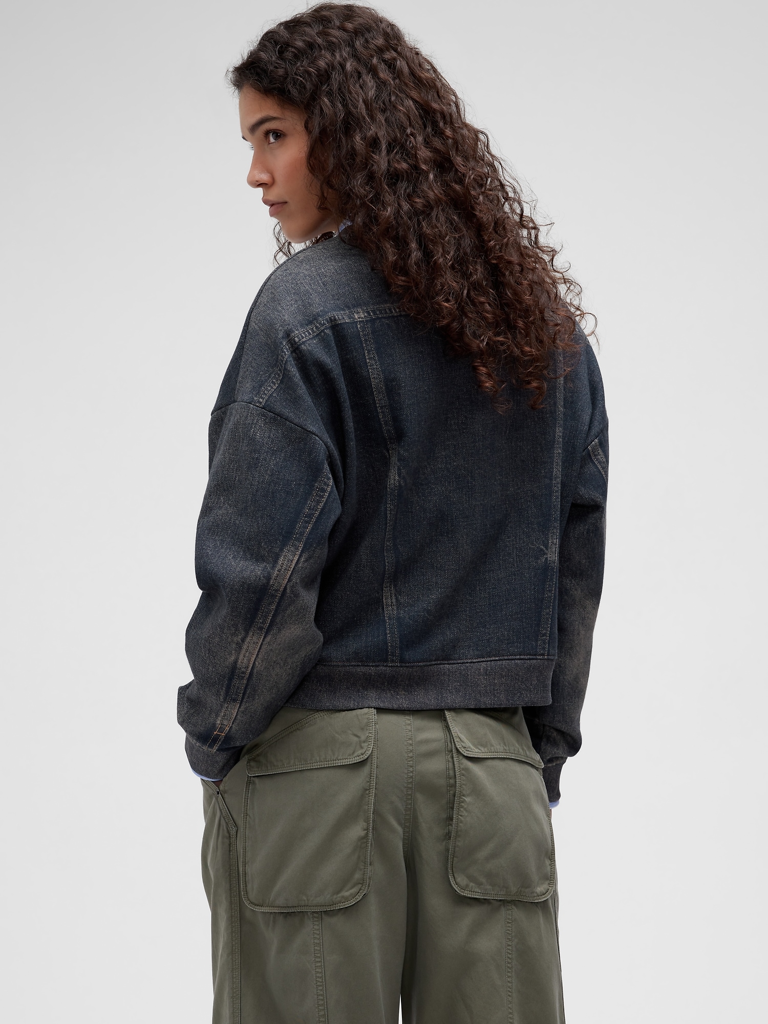 Женский свитшот Gap GapStudio Printed Denim Sweatshirt, цвет: Тёмный джинсовый — фото 2