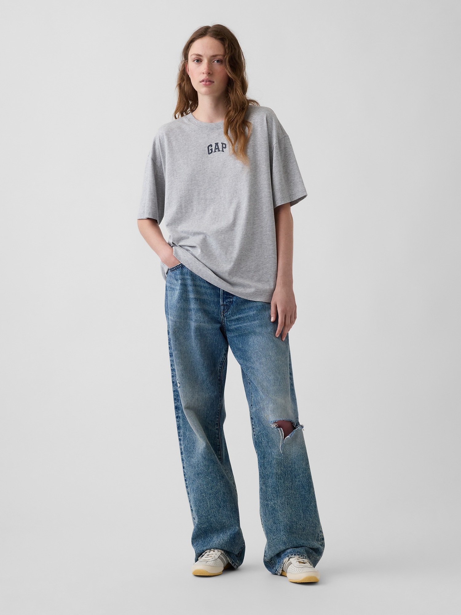 Женская футболка Gap Organic Cotton VintageSoft Oversized Logo, цвет: Светлый меланжевый серый — фото 2
