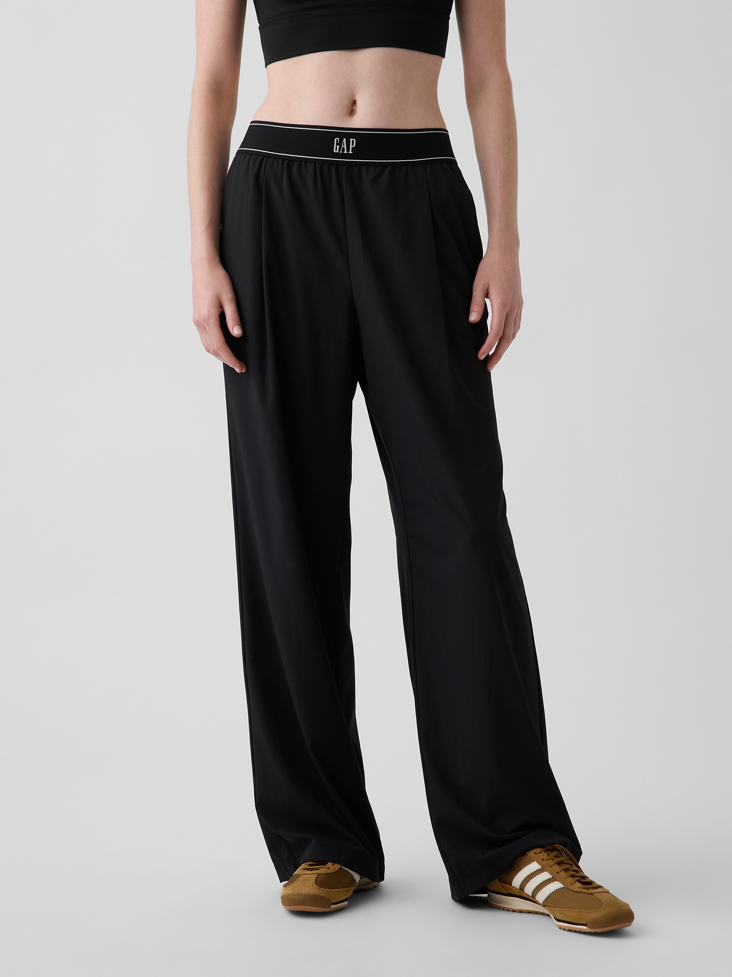 Женские брюки Gap GapFit Pleated Easy Logo, цвет: Чёрный — фото 2
