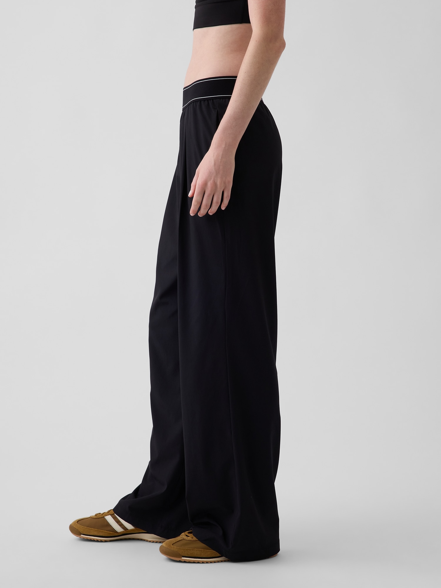 Женские брюки Gap GapFit Pleated Easy Logo, цвет: Чёрный — фото 3