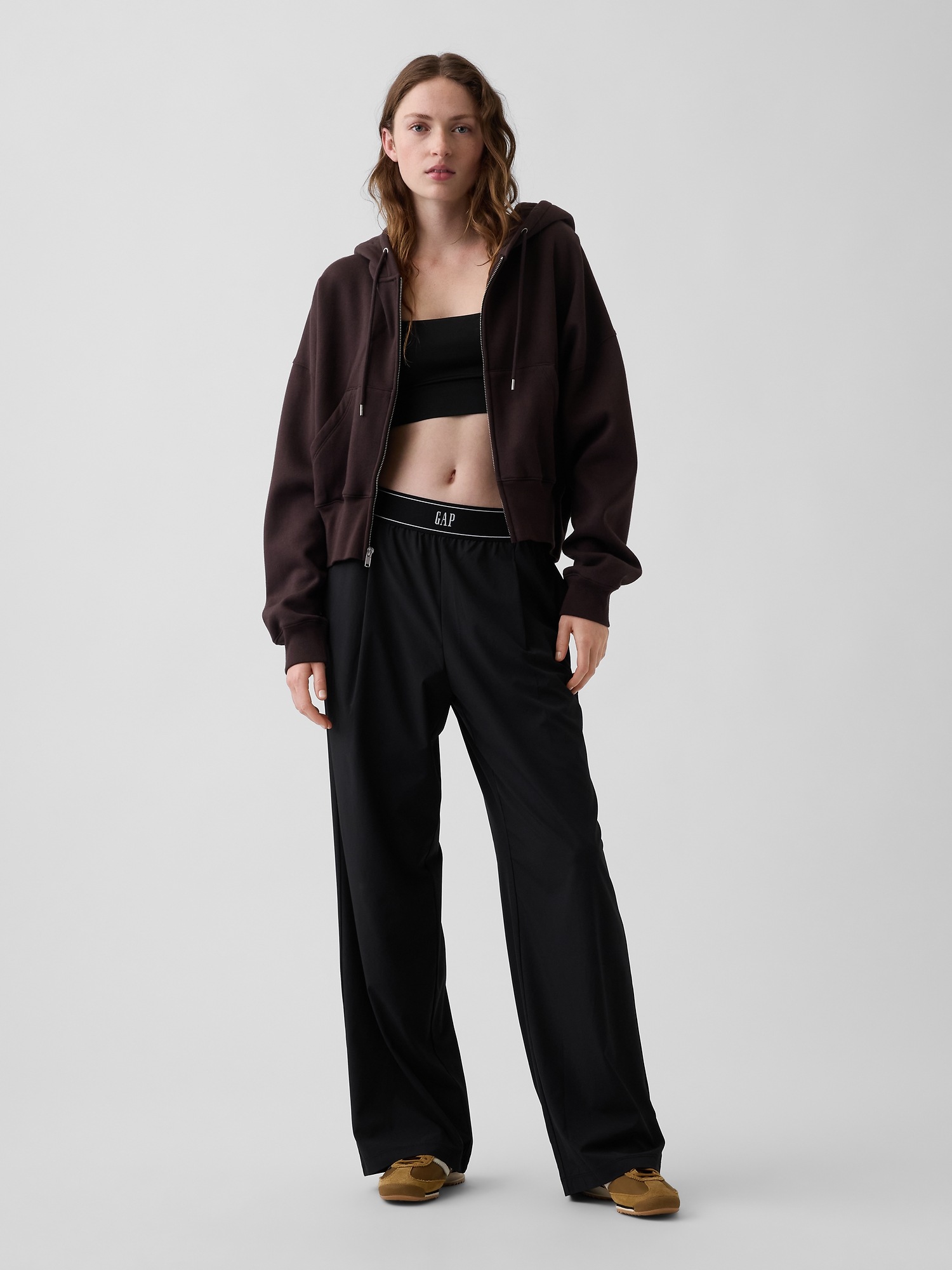 Женские брюки Gap GapFit Pleated Easy Logo, цвет: Чёрный — фото 5