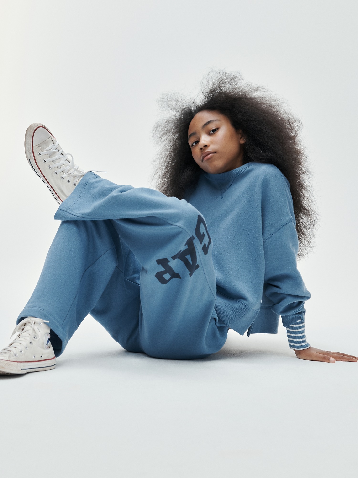 Детские брюки Gap Kids VintageSoft Relaxed Barrel Sweatpants — фото 7