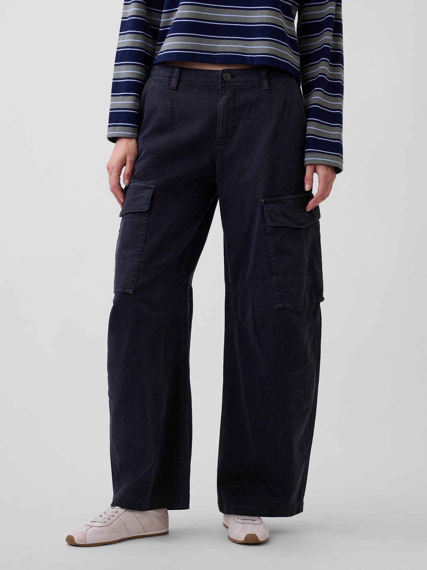 Женские брюки Gap Low Rise Twill Baggy Barrel Cargo, цвет: Чёрный — фото 2