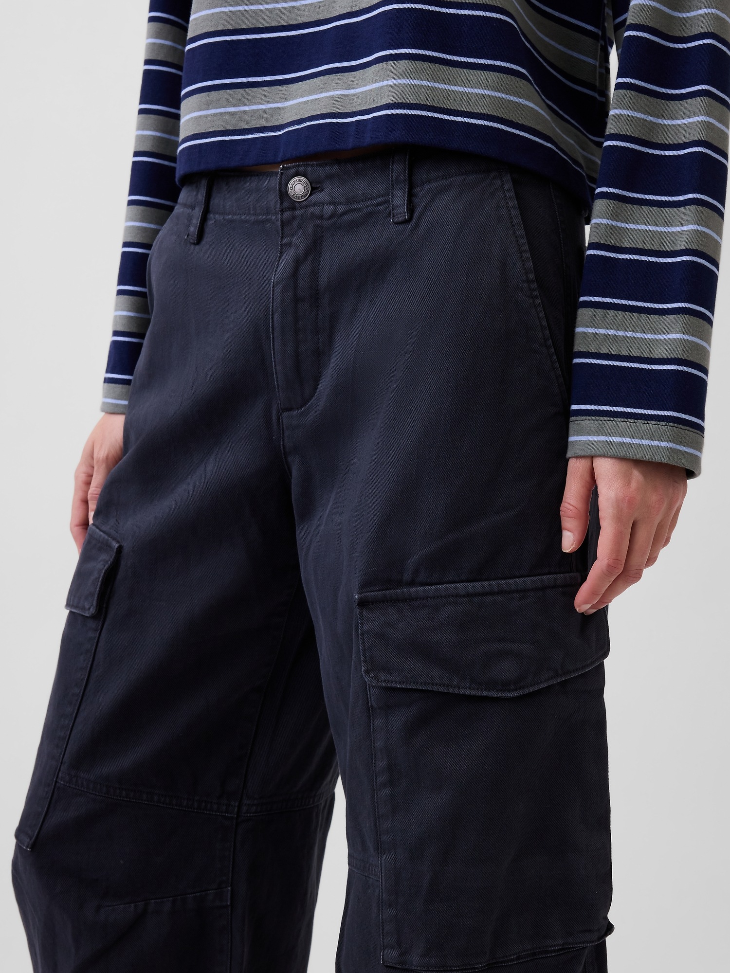 Женские брюки Gap Low Rise Twill Baggy Barrel Cargo, цвет: Чёрный — фото 5