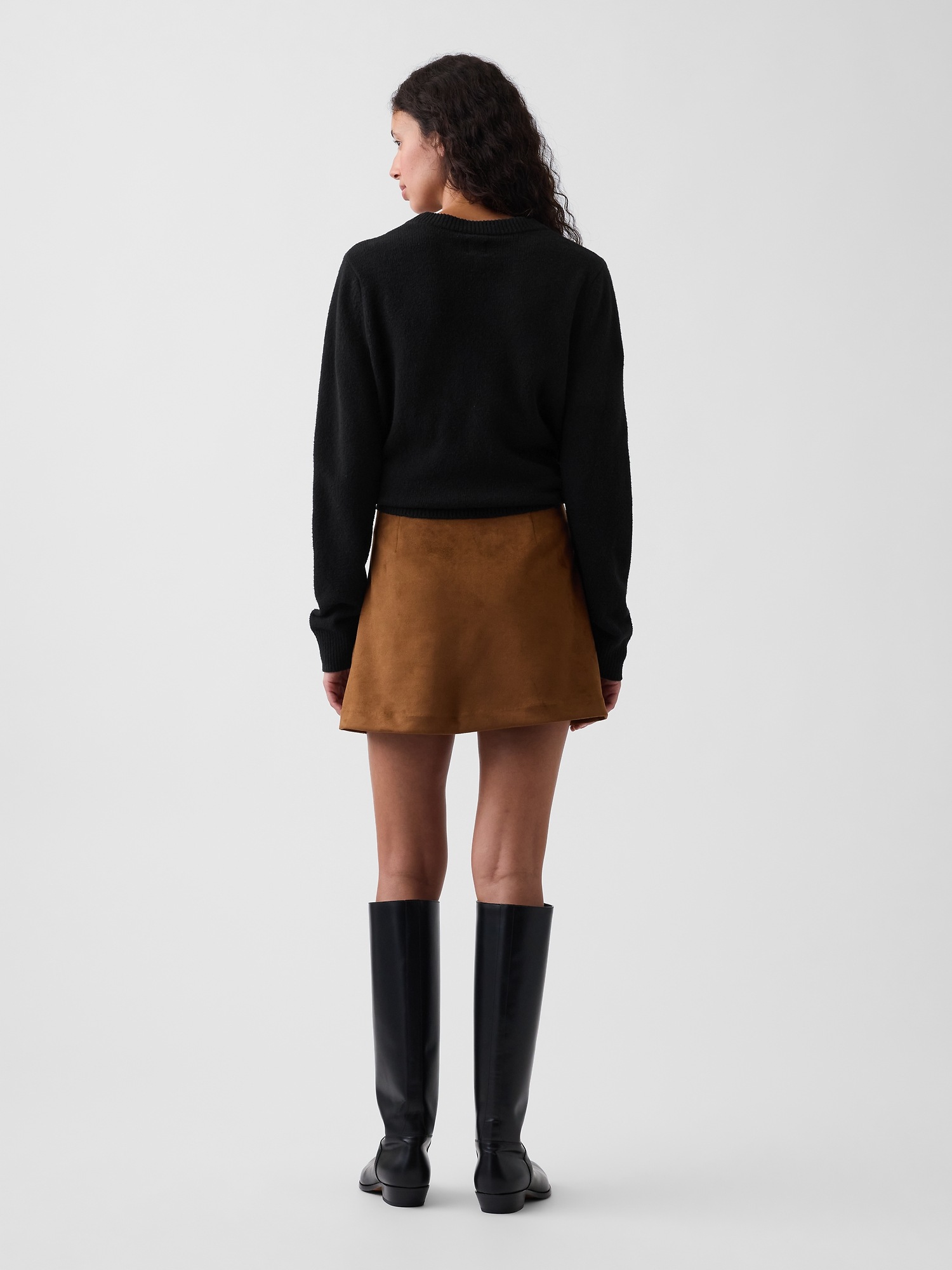 Женская юбка-шорты Gap Vegan Suede Mini Skort, цвет: Имбирный коричневый — фото 2