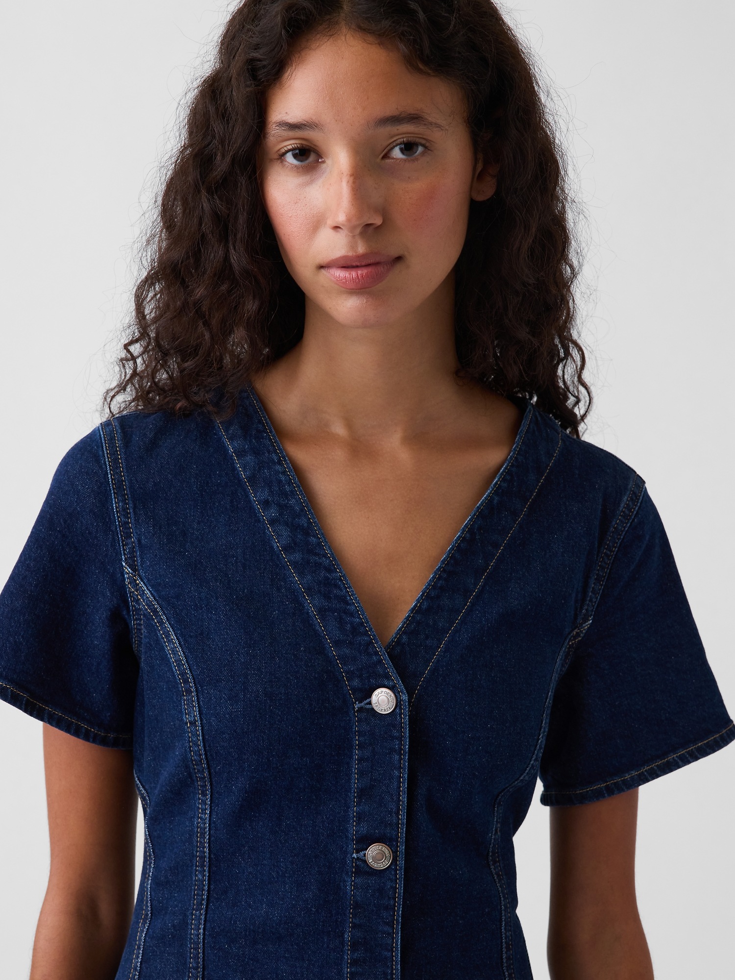 Женские платья Gap Denim V-Neck Mini Dress — фото 2