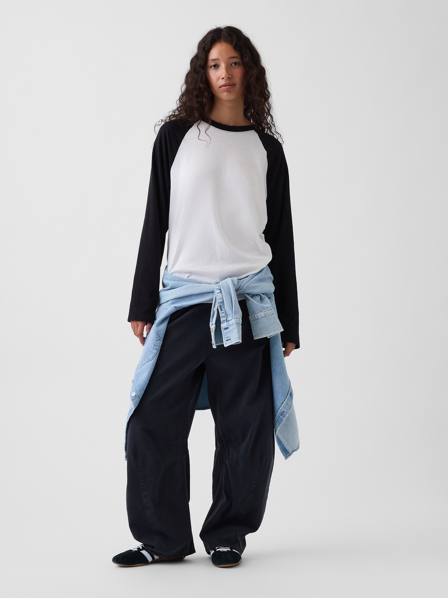 Женская футболка Gap 100% Cotton Authentic Raglan Big, цвет: Белый / Чёрный — фото 2