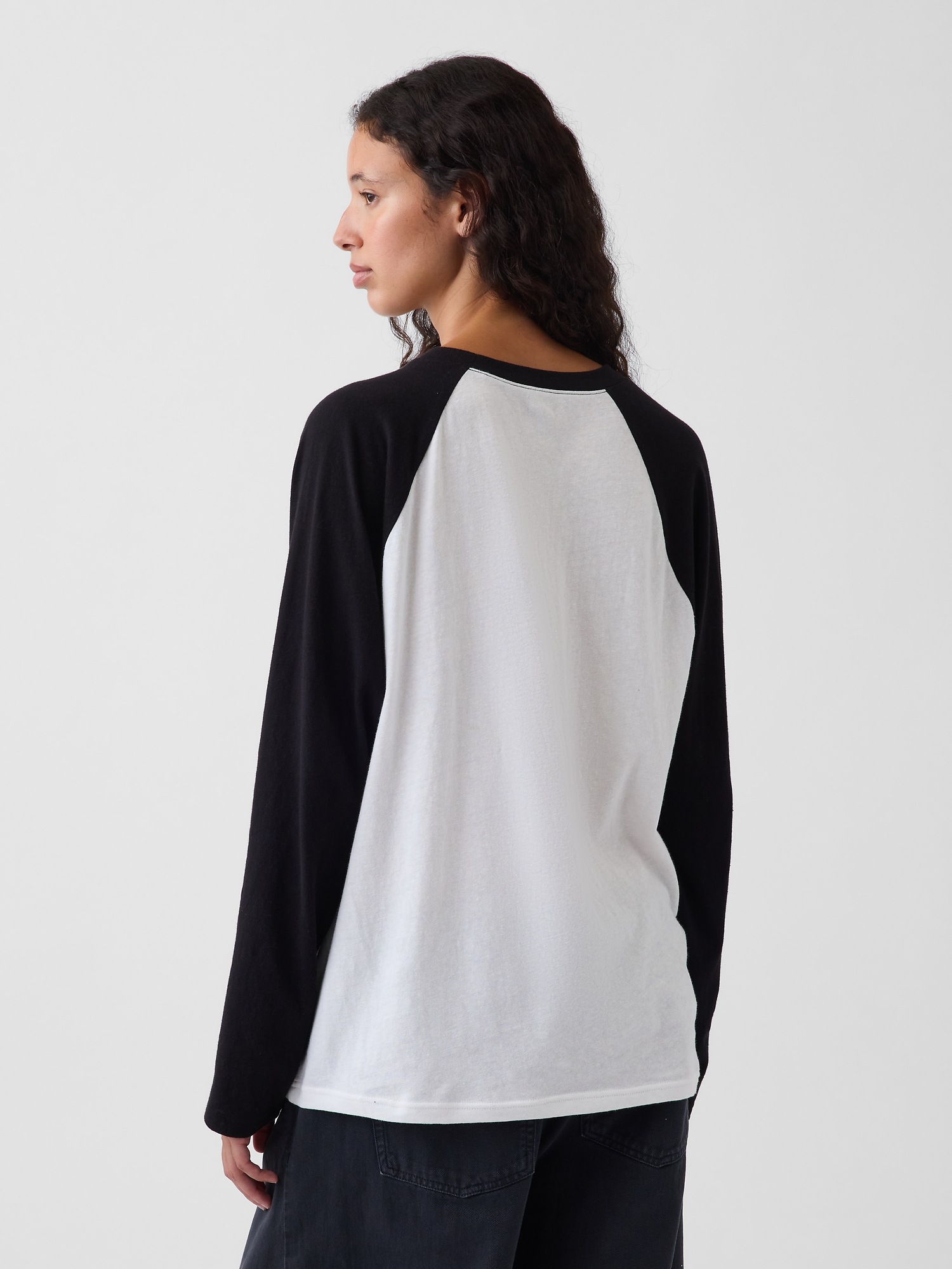 Женская футболка Gap 100% Cotton Authentic Raglan Big, цвет: Белый / Чёрный — фото 3