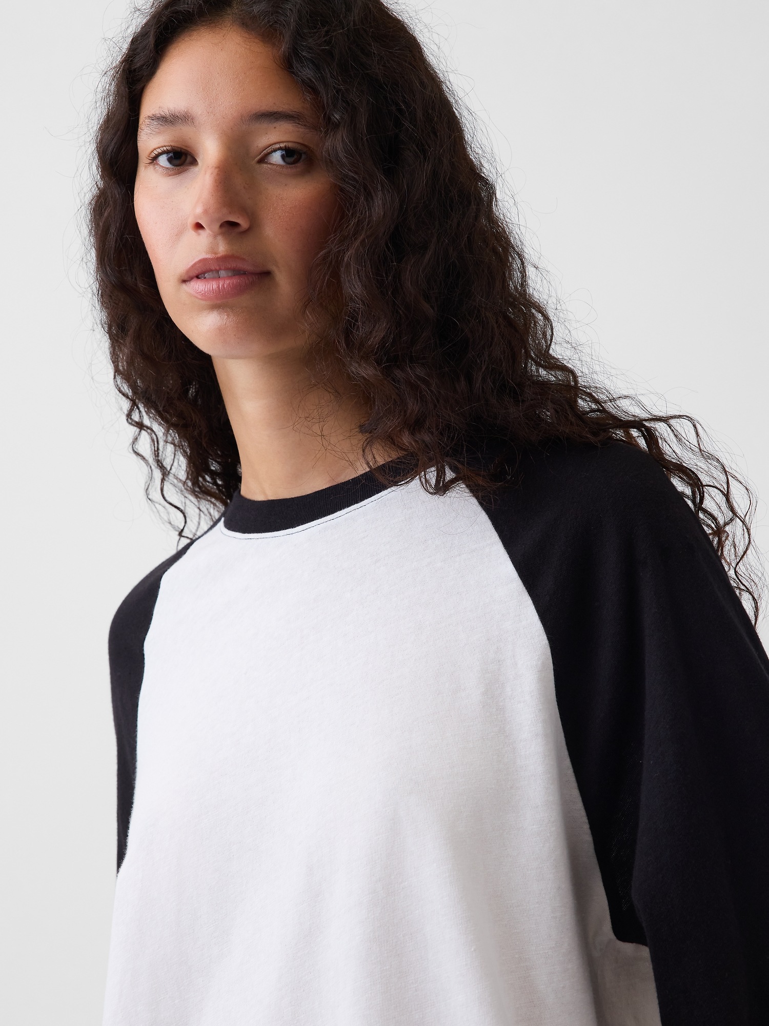 Женская футболка Gap 100% Cotton Authentic Raglan Big, цвет: Белый / Чёрный — фото 4