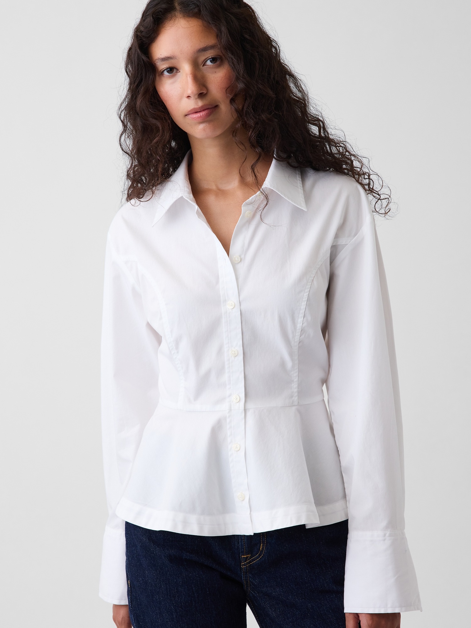 Женская рубашка Gap Organic Cotton Popin Peplum, цвет: Оптический белый — фото 4