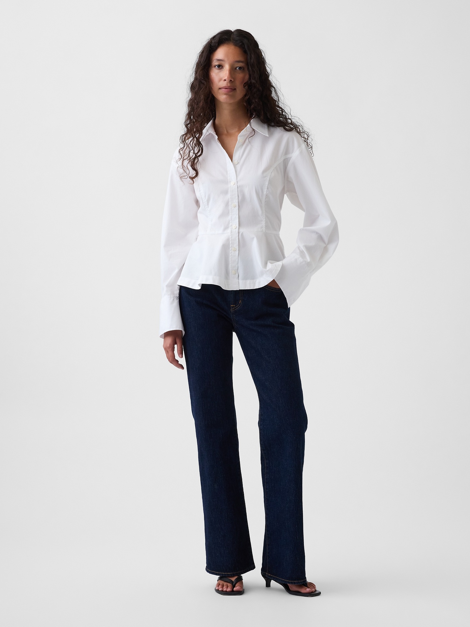 Женская рубашка Gap Organic Cotton Popin Peplum, цвет: Оптический белый — фото 2