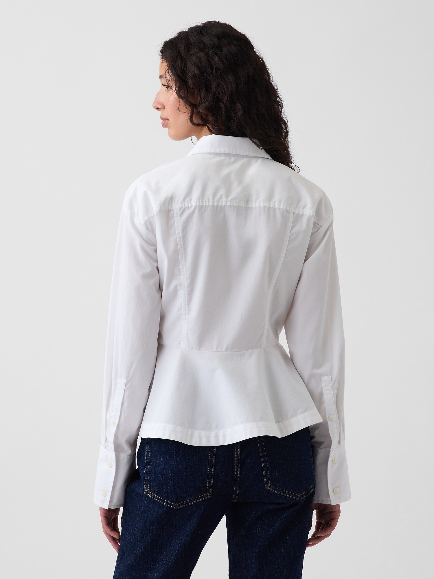 Женская рубашка Gap Organic Cotton Popin Peplum, цвет: Оптический белый — фото 3