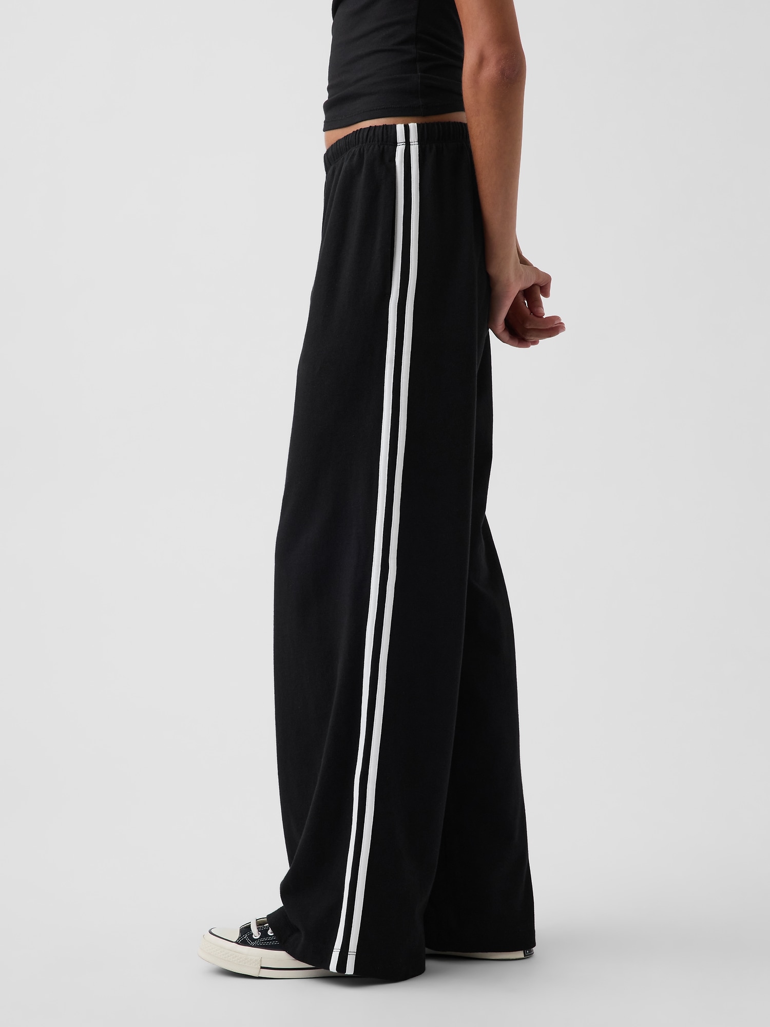 Женские брюки Gap Knit Relaxed Track Pants, цвет: Чёрный / Белый — фото 3
