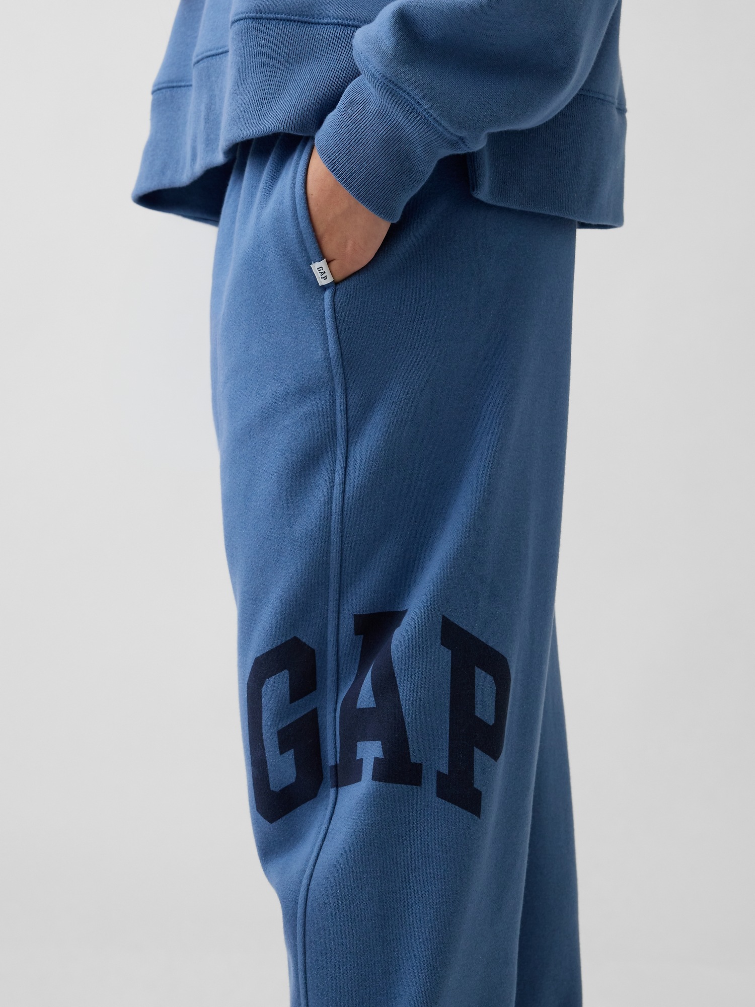 Детские брюки Gap Kids VintageSoft Relaxed Barrel Sweatpants — фото 6