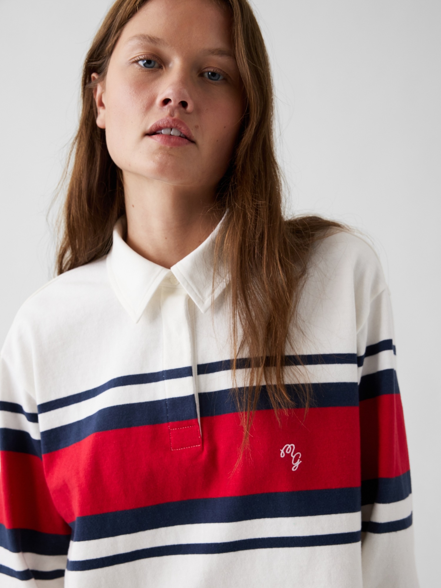 Женская рубашка Gap × Malbon Oversized Crop Rugby Shirt, цвет: Молочный белый — фото 4