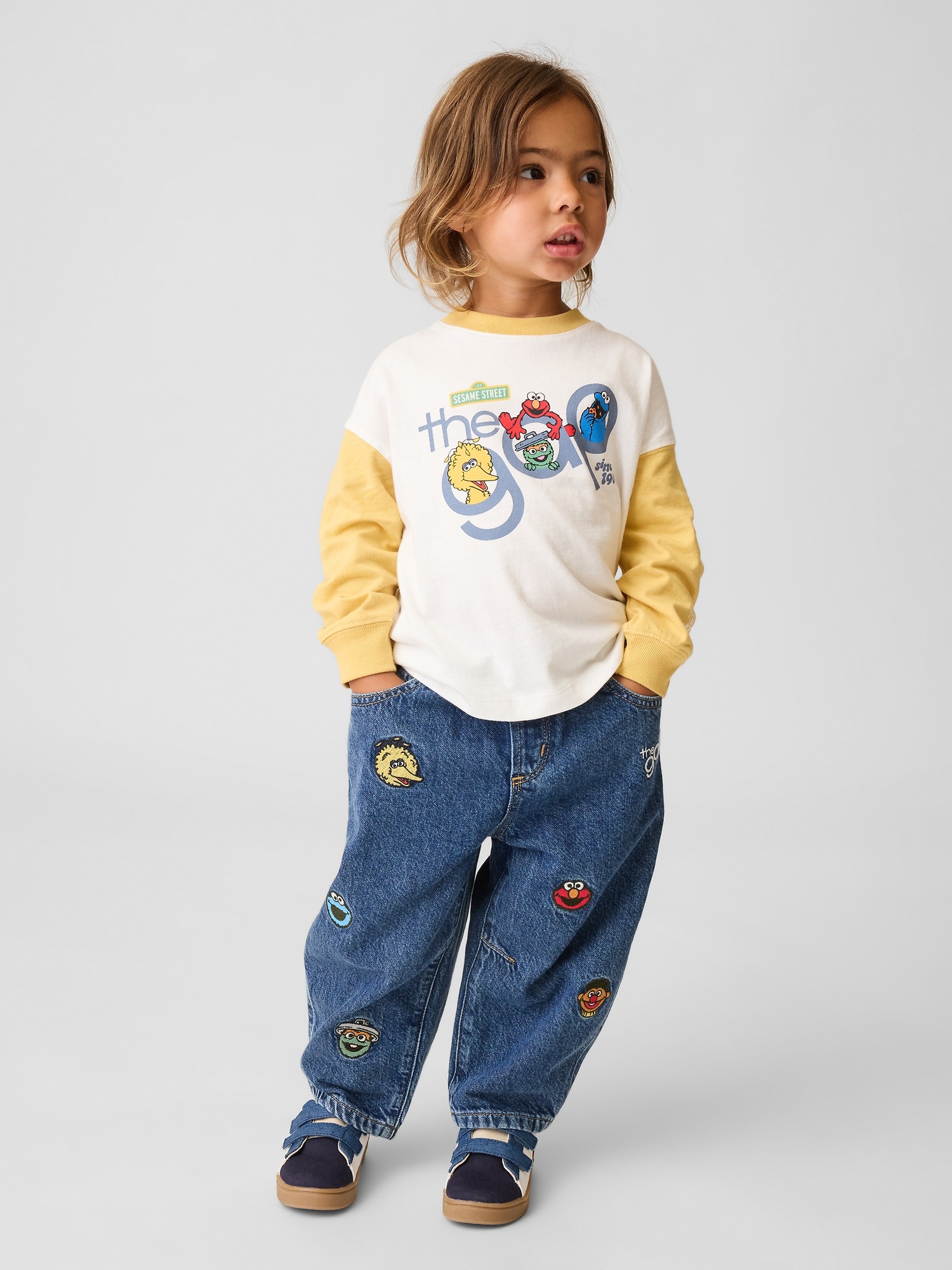 Джинсы Gap Sesame Street Pull-On Barrel Jeans для малышей, цвет: Средняя варка — фото 2