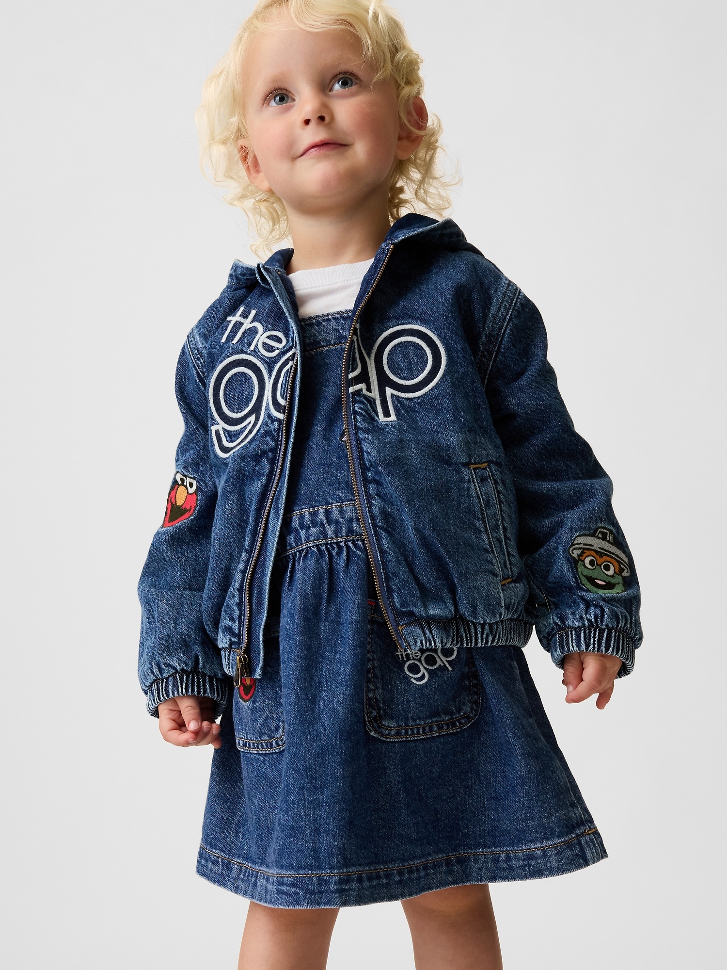 Куртка Gap Sesame Street Denim Hooded Jacket для малышей, цвет: Средняя варка — фото 2