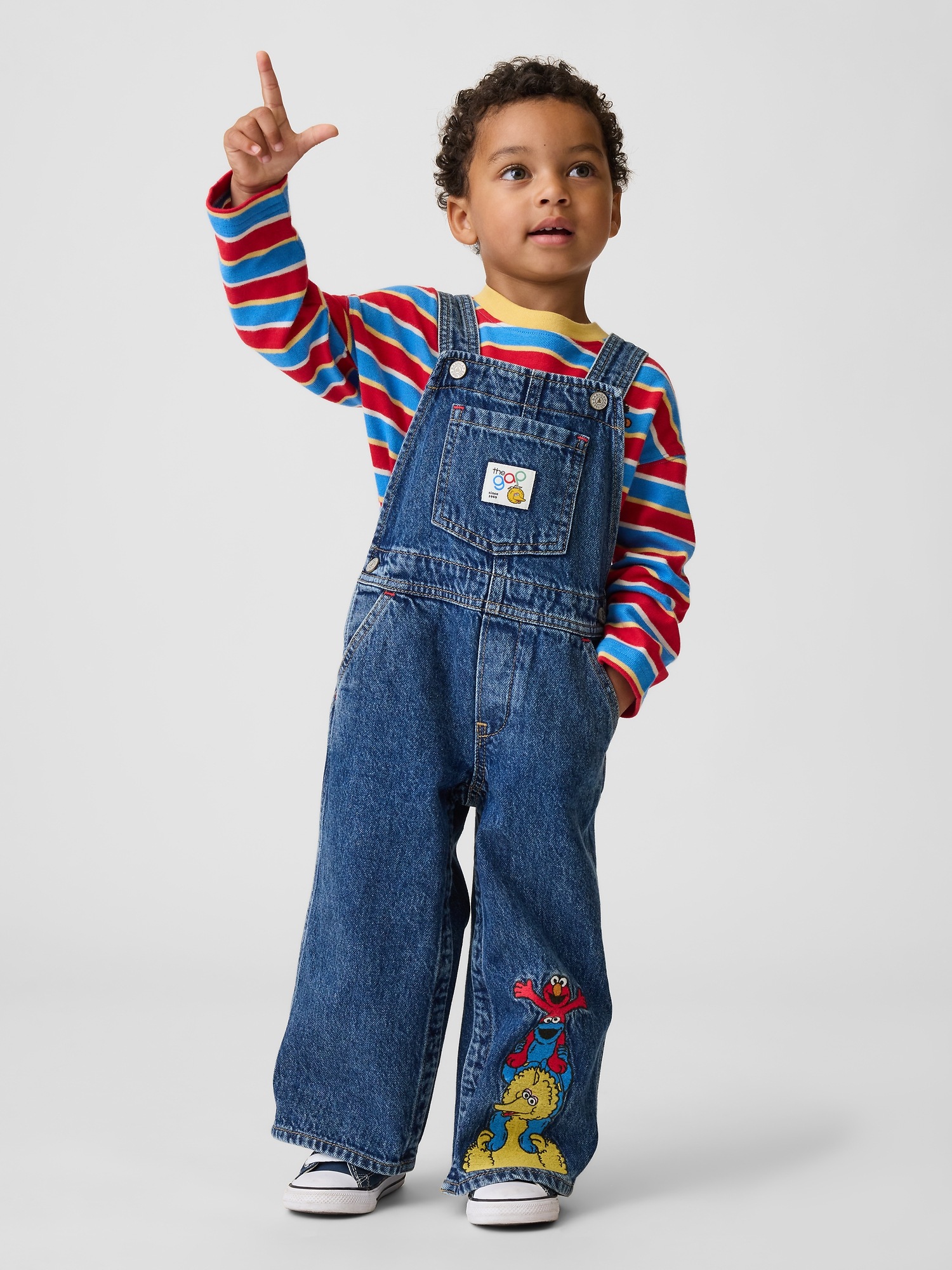 Комбинезон Gap Sesame Street Denim Overalls для малышей, цвет: Средняя варка — фото 2