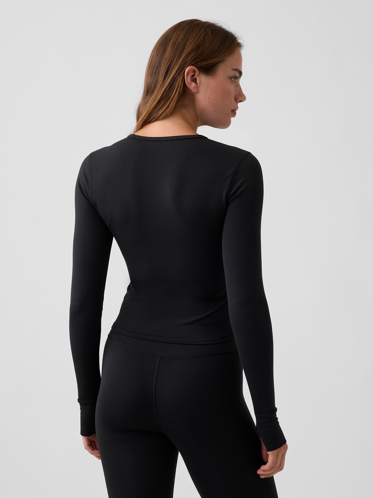 Женская футболка Gap GapFit Smooth Crewneck, цвет: Чёрный — фото 3