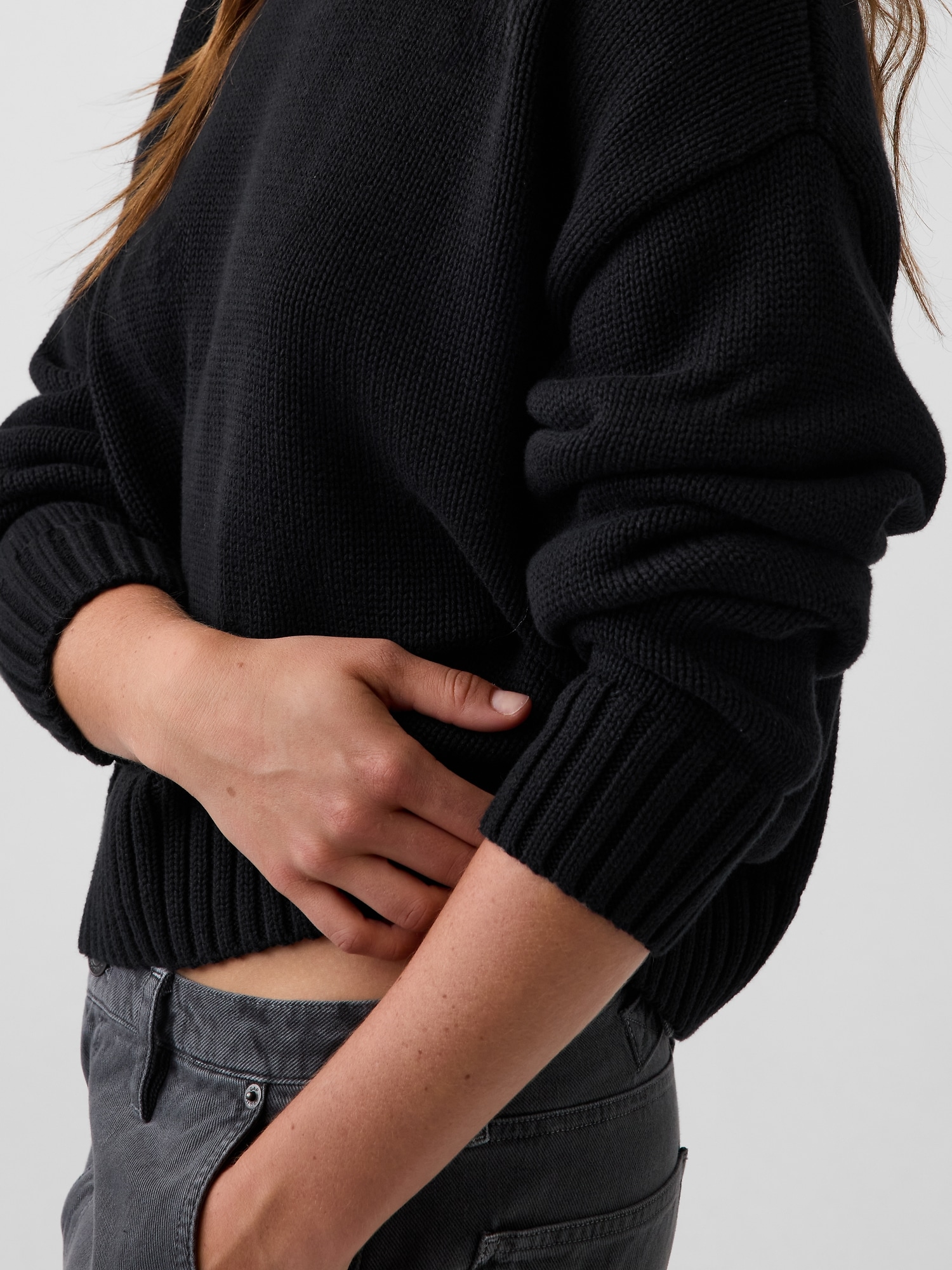 Женский свитер Gap 100% Cotton Oversized Crop Sweater, цвет: Чёрный — фото 4