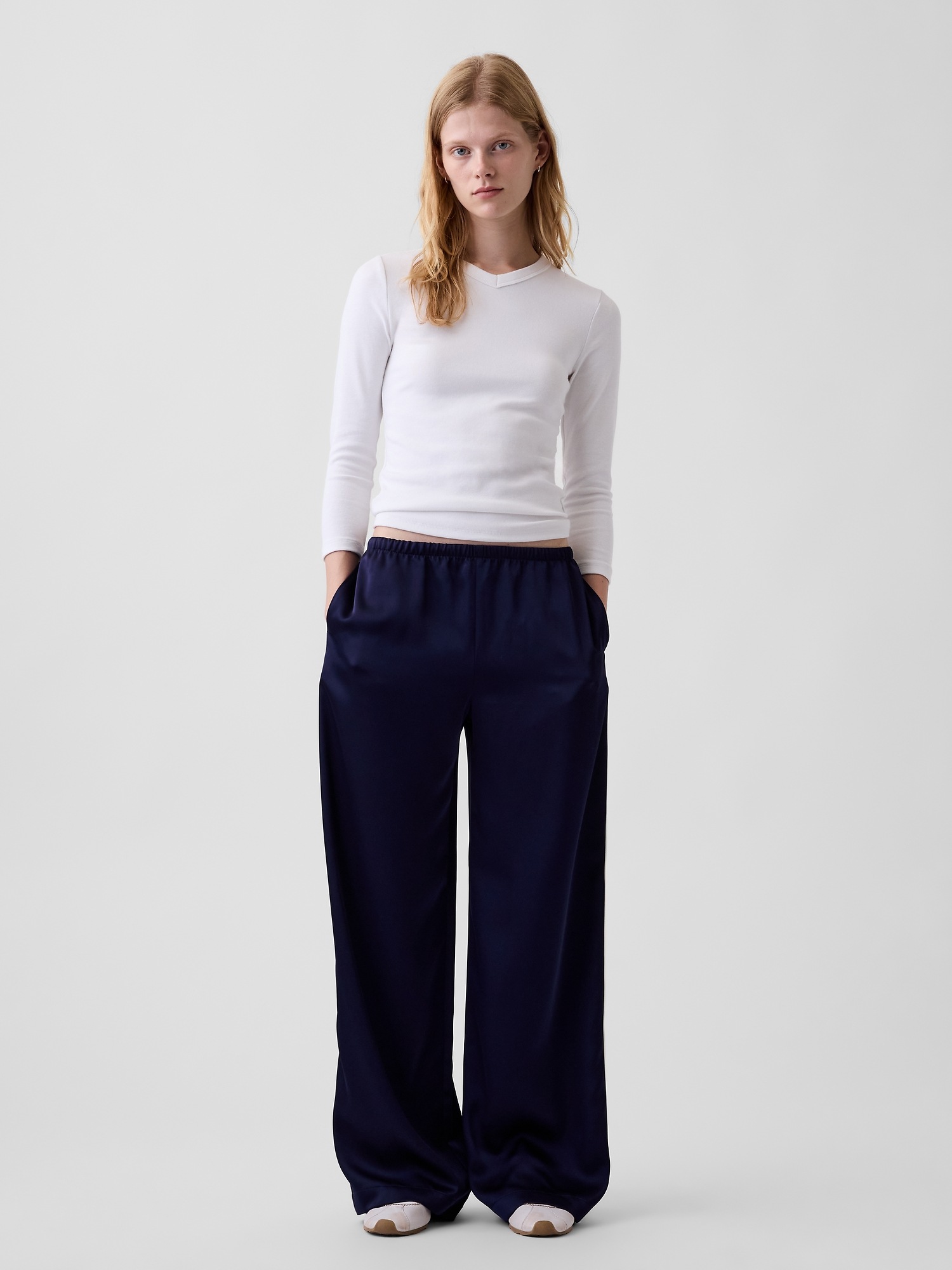 Женская футболка Gap Modern High V-Neck, цвет: Белый — фото 2