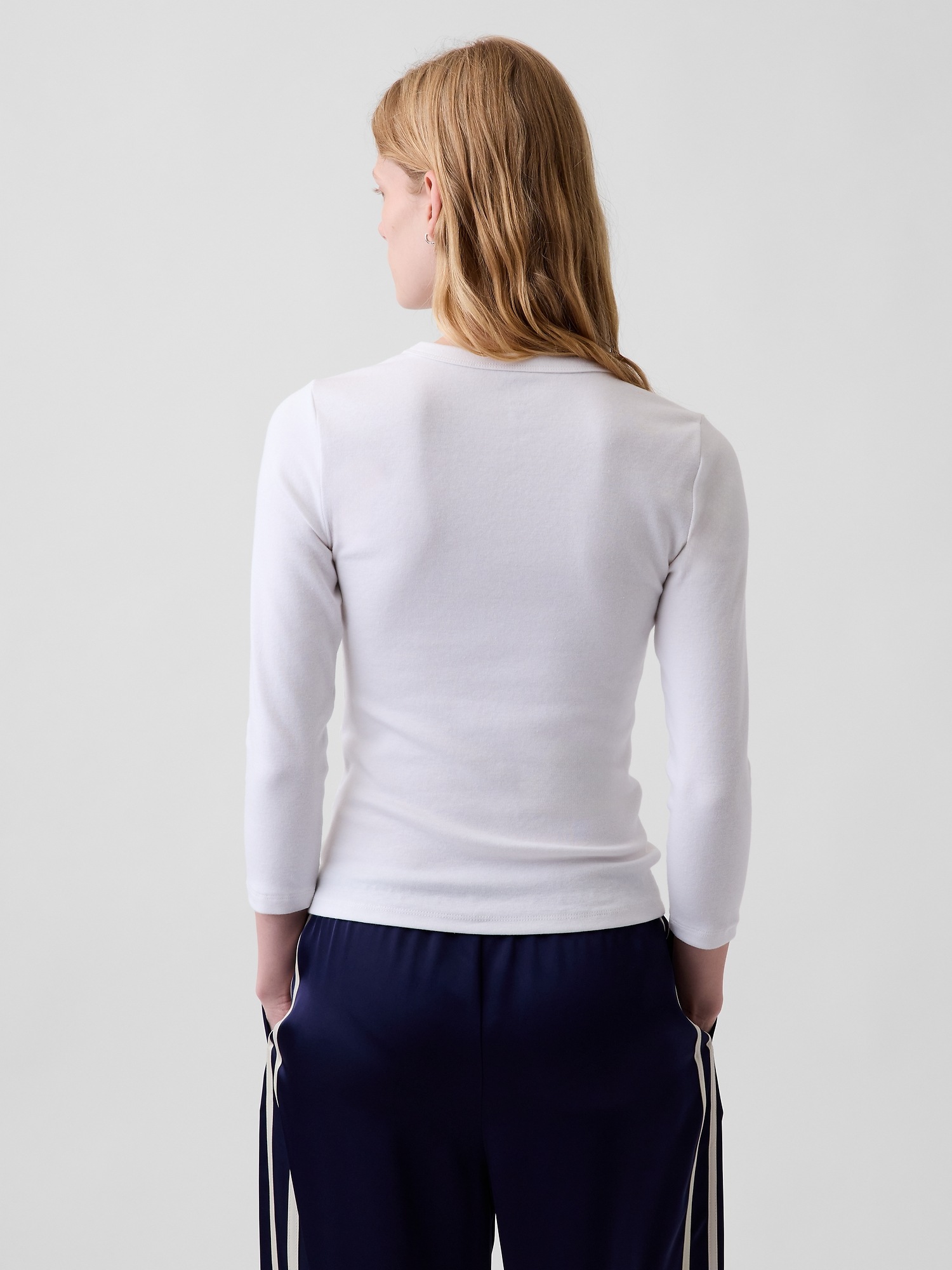 Женская футболка Gap Modern High V-Neck, цвет: Белый — фото 3