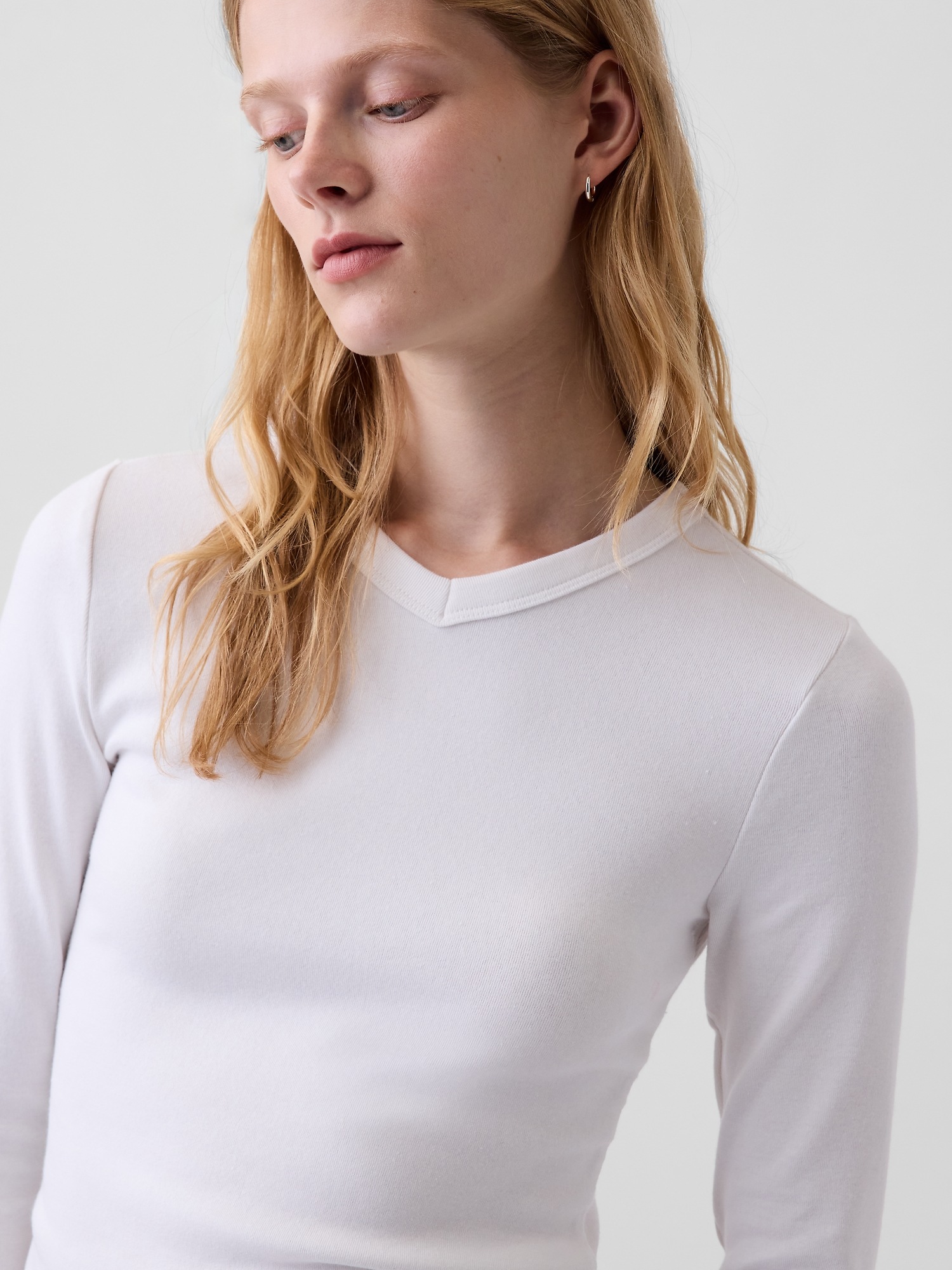 Женская футболка Gap Modern High V-Neck, цвет: Белый — фото 4