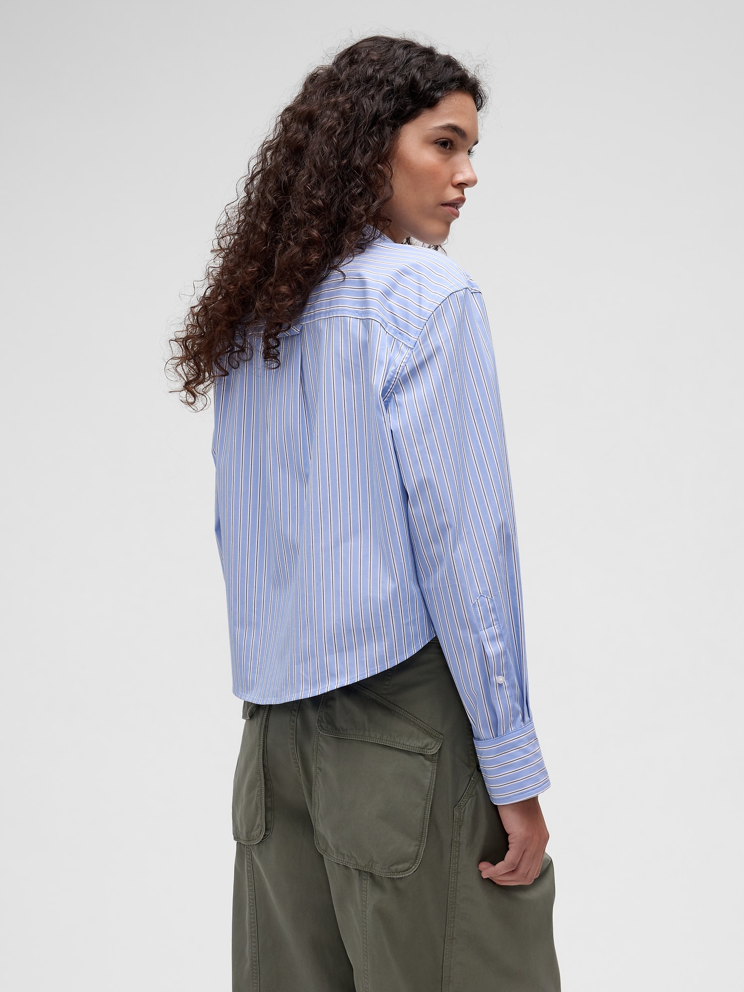 Женская рубашка Gap GapStudio Poplin Crop Shirt, цвет: Синий полосатый — фото 2