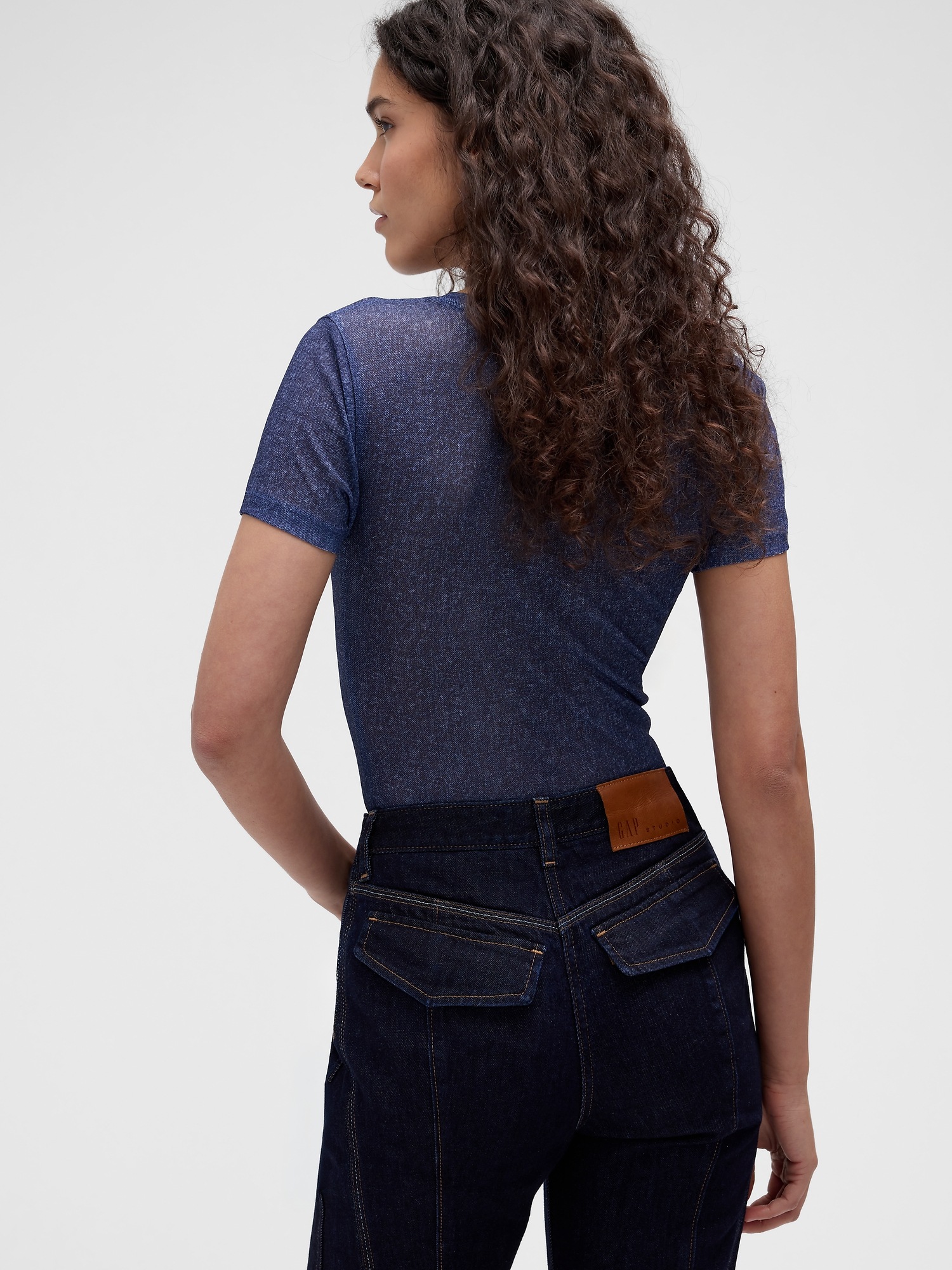 Женская футболка Gap GapStudio Printed Denim Sheer, цвет: Тёмный джинсовый — фото 2