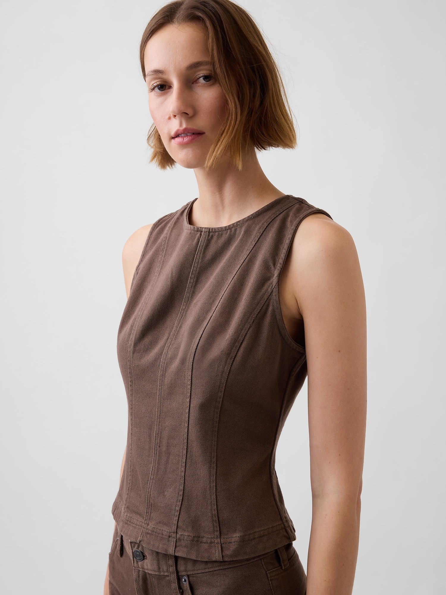 Женский топ Gap Seamed Twill Crop Shell Top, цвет: Холодный коричневый — фото 4