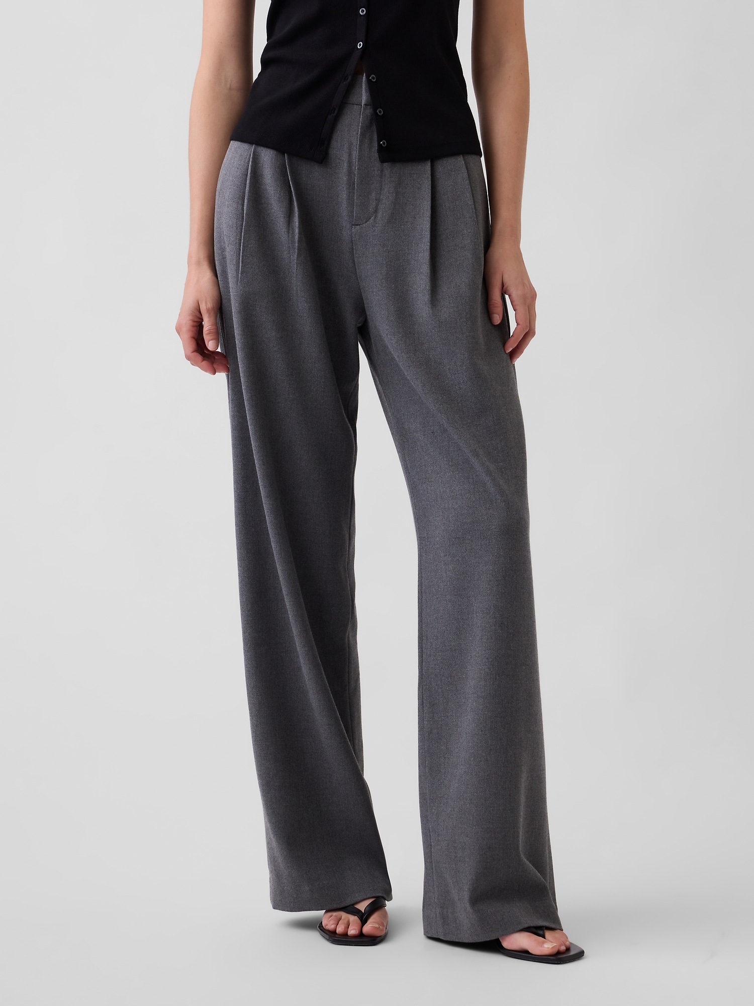 Женские брюки Gap 365 High Rise Brushed Twill Pleated Trousers, цвет: Тёмный меланжевый серый — фото 2
