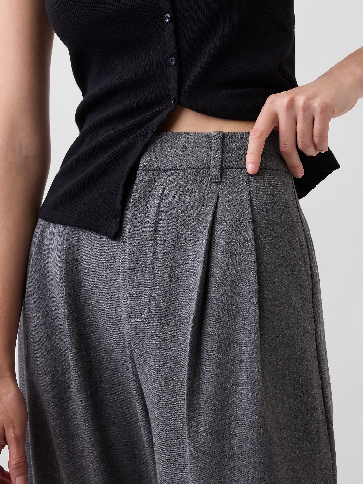 Женские брюки Gap 365 High Rise Brushed Twill Pleated Trousers, цвет: Тёмный меланжевый серый — фото 4