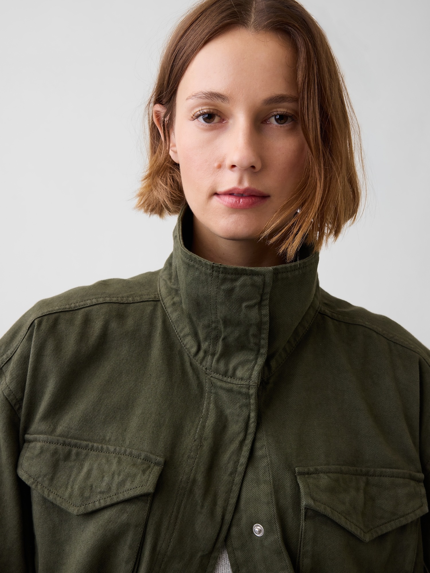 Женская куртка Gap Oversized Utility Swing, цвет: Чёрный мох зелёный — фото 4