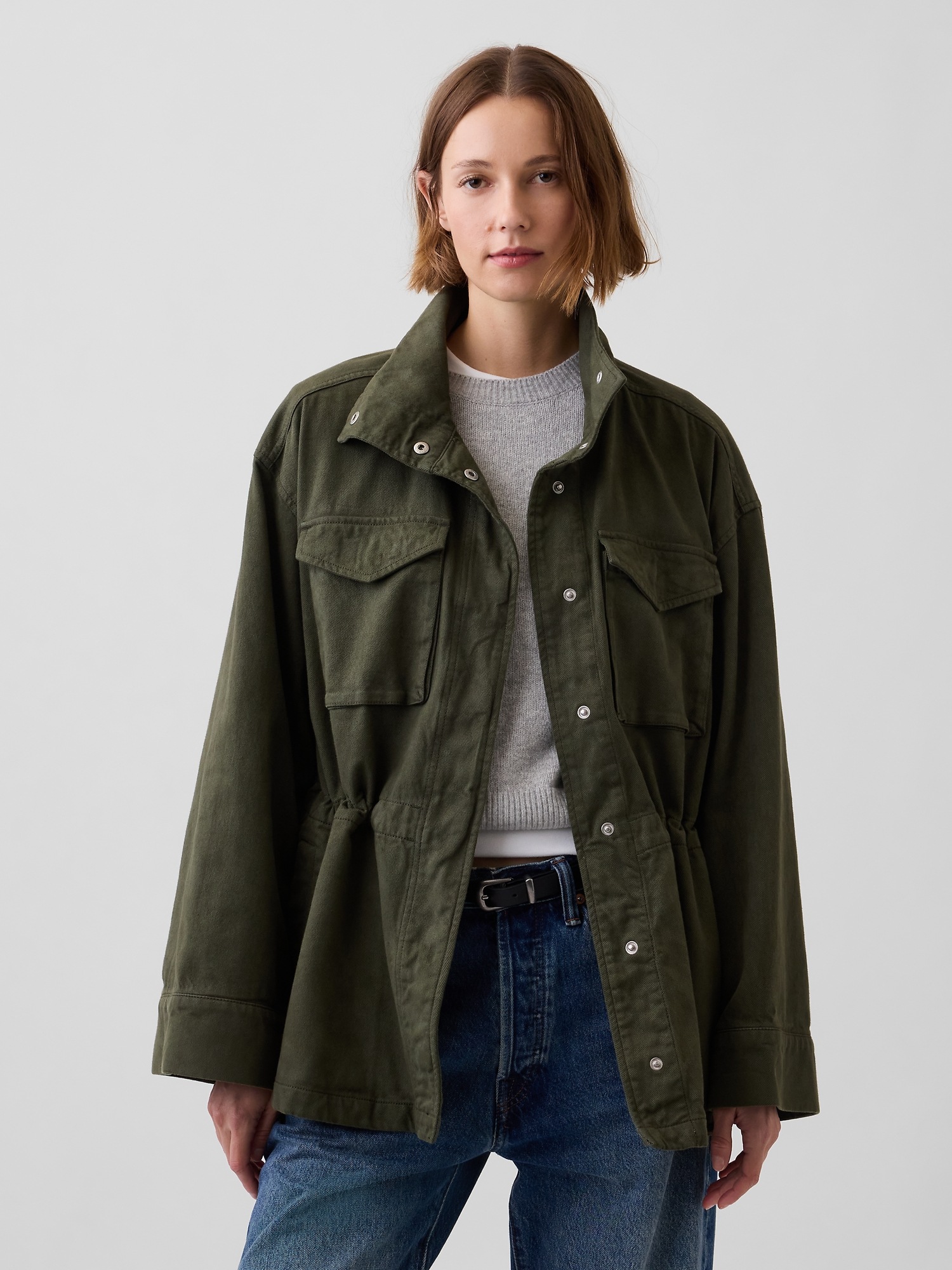 Женская куртка Gap Oversized Utility Swing, цвет: Чёрный мох зелёный