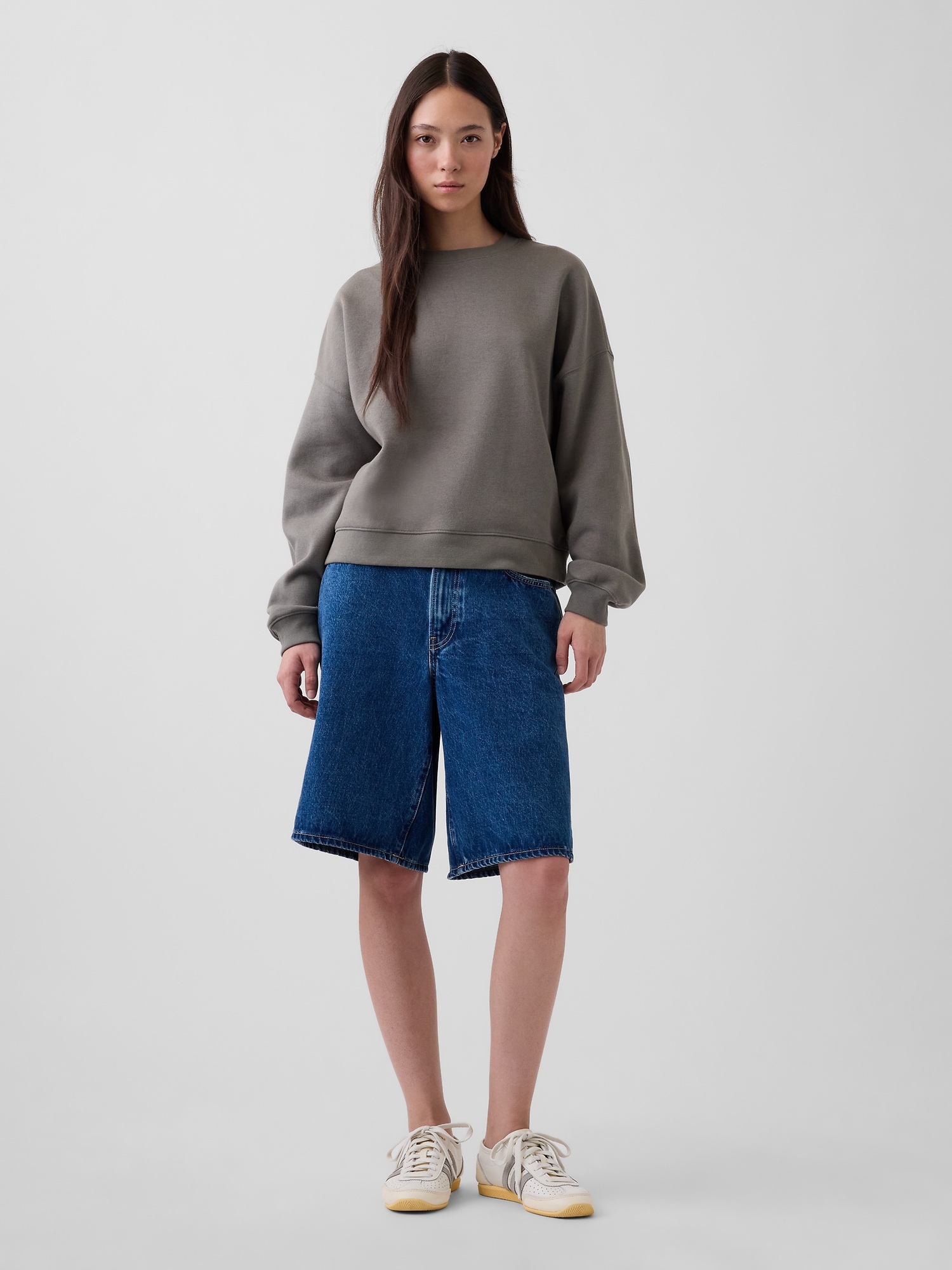 Женские толстовки Gap Vintage Soft Wedge Crewneck, цвет: Серый — фото 2