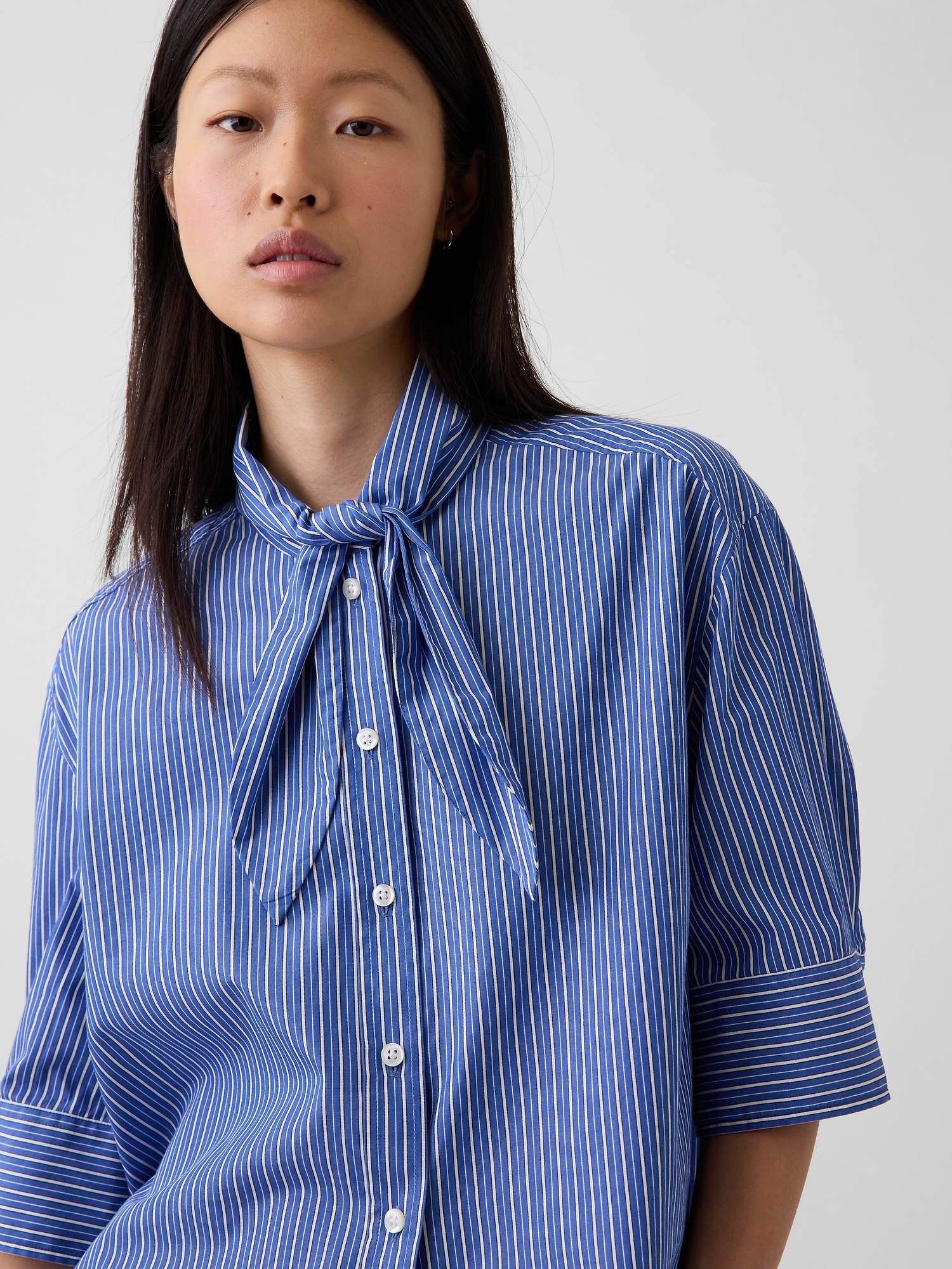 Женская рубашка Gap Organic Cotton Poplin Tie-Neck, цвет: Синий полосатый — фото 3