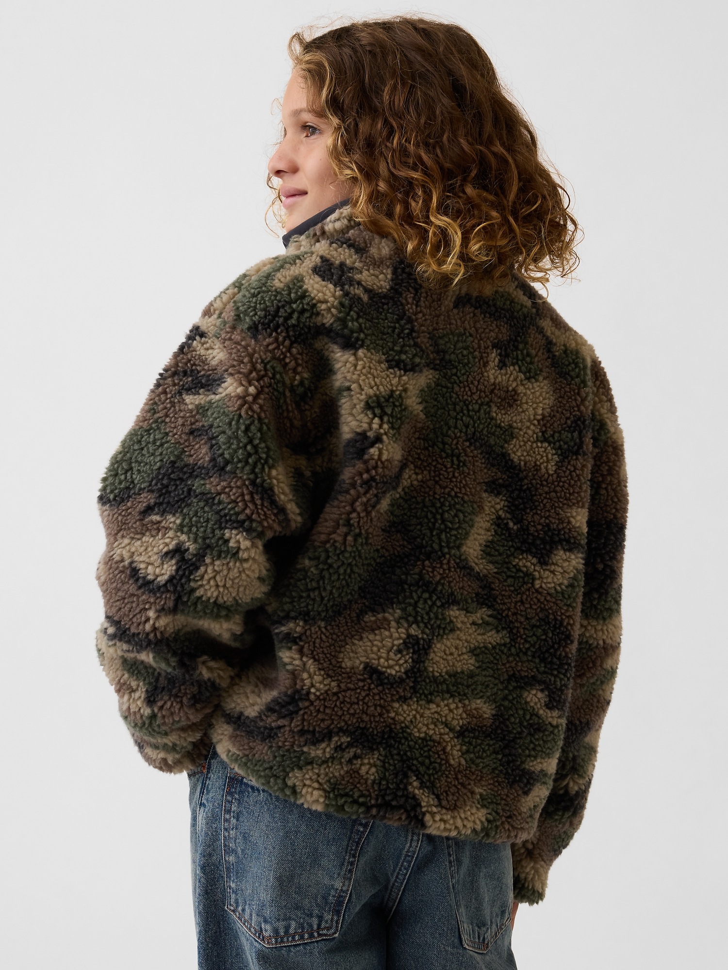 Детская куртка Gap Sherpa Relaxed Camo Zip, цвет: Камуфляжный — фото 3
