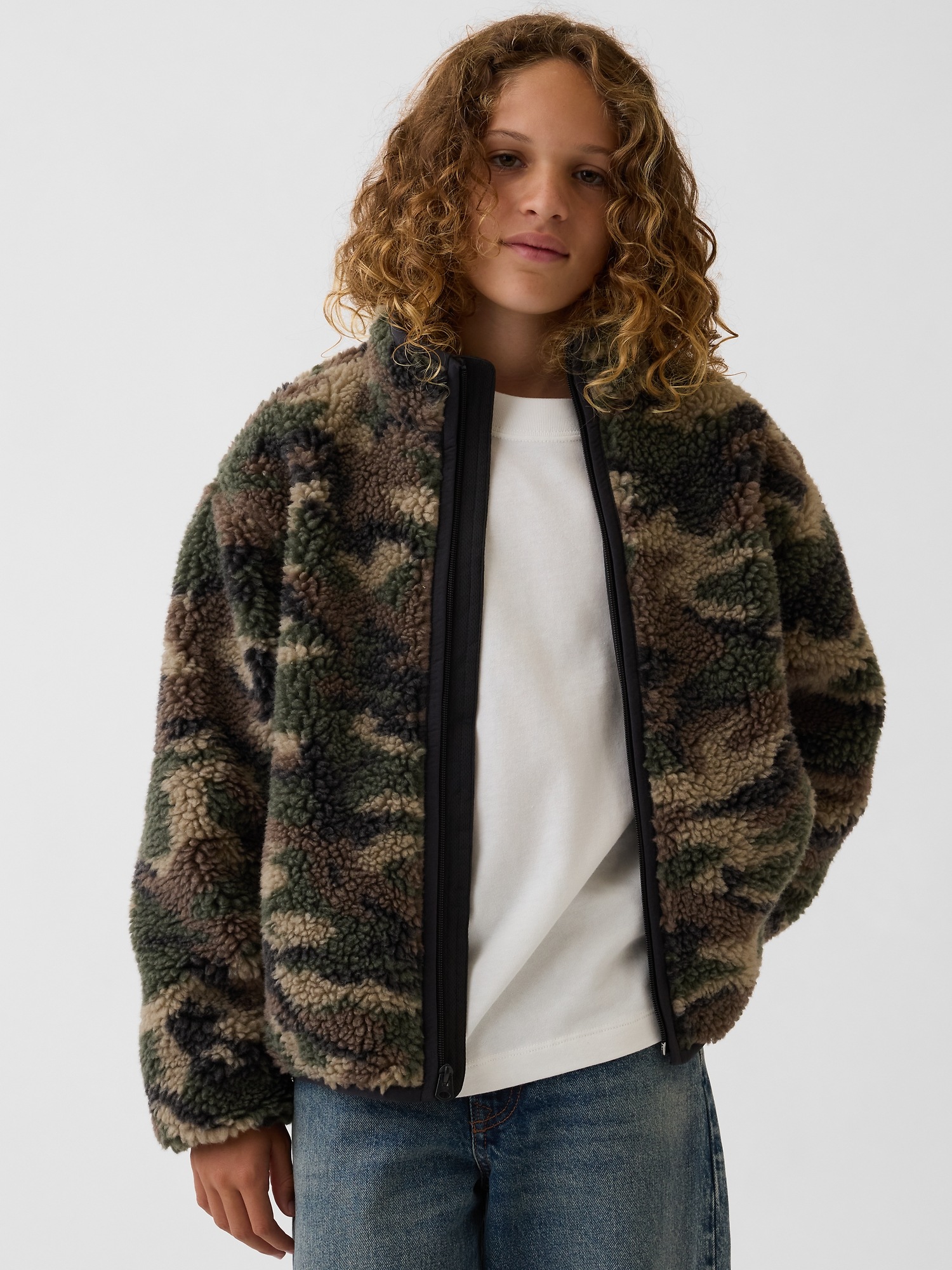 Детская куртка Gap Sherpa Relaxed Camo Zip, цвет: Камуфляжный