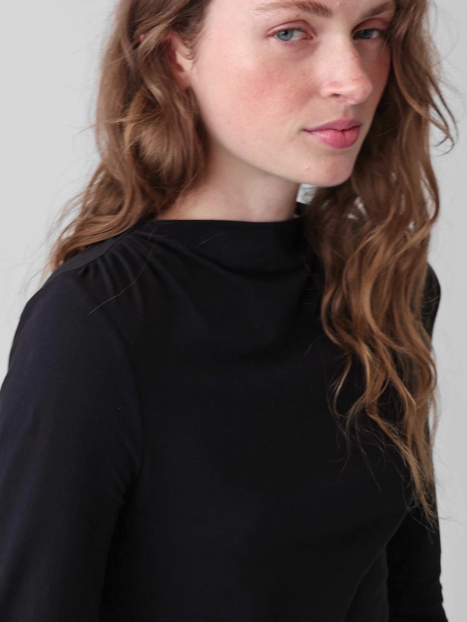 Женская футболка Gap CloseKnit Jersey Funnel-Neck Ruched, цвет: Чёрный — фото 5