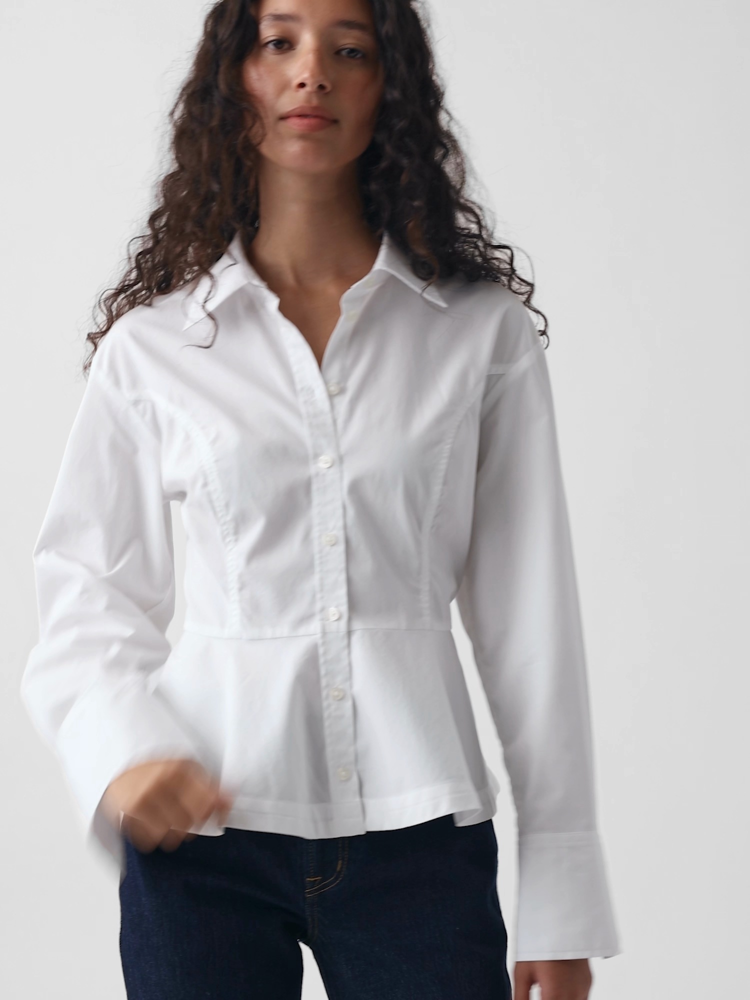Женская рубашка Gap Organic Cotton Popin Peplum, цвет: Оптический белый — фото 6