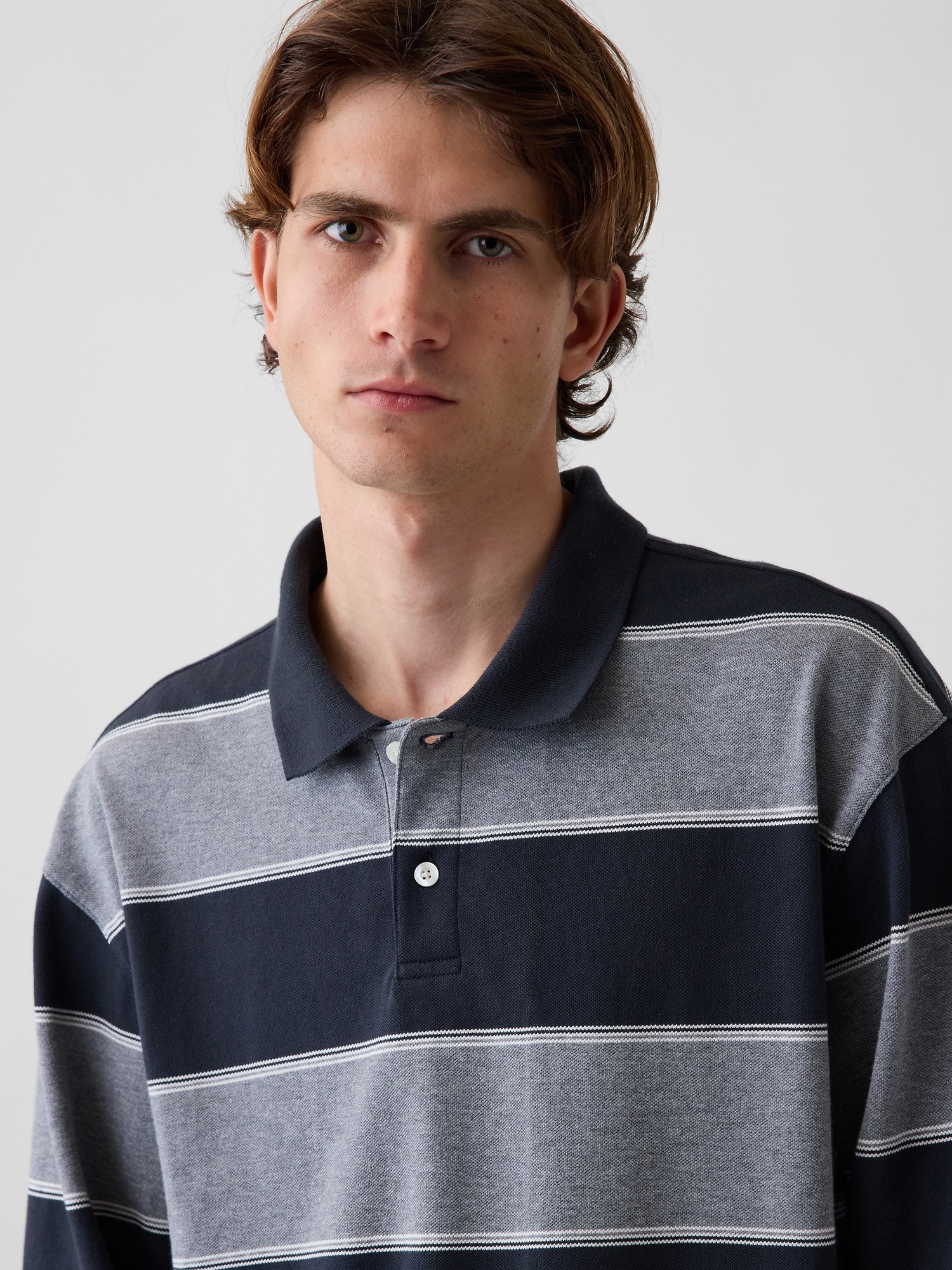 Мужское поло Gap Oversized Pique Polo Shirt, цвет: Серый полосатый — фото 3