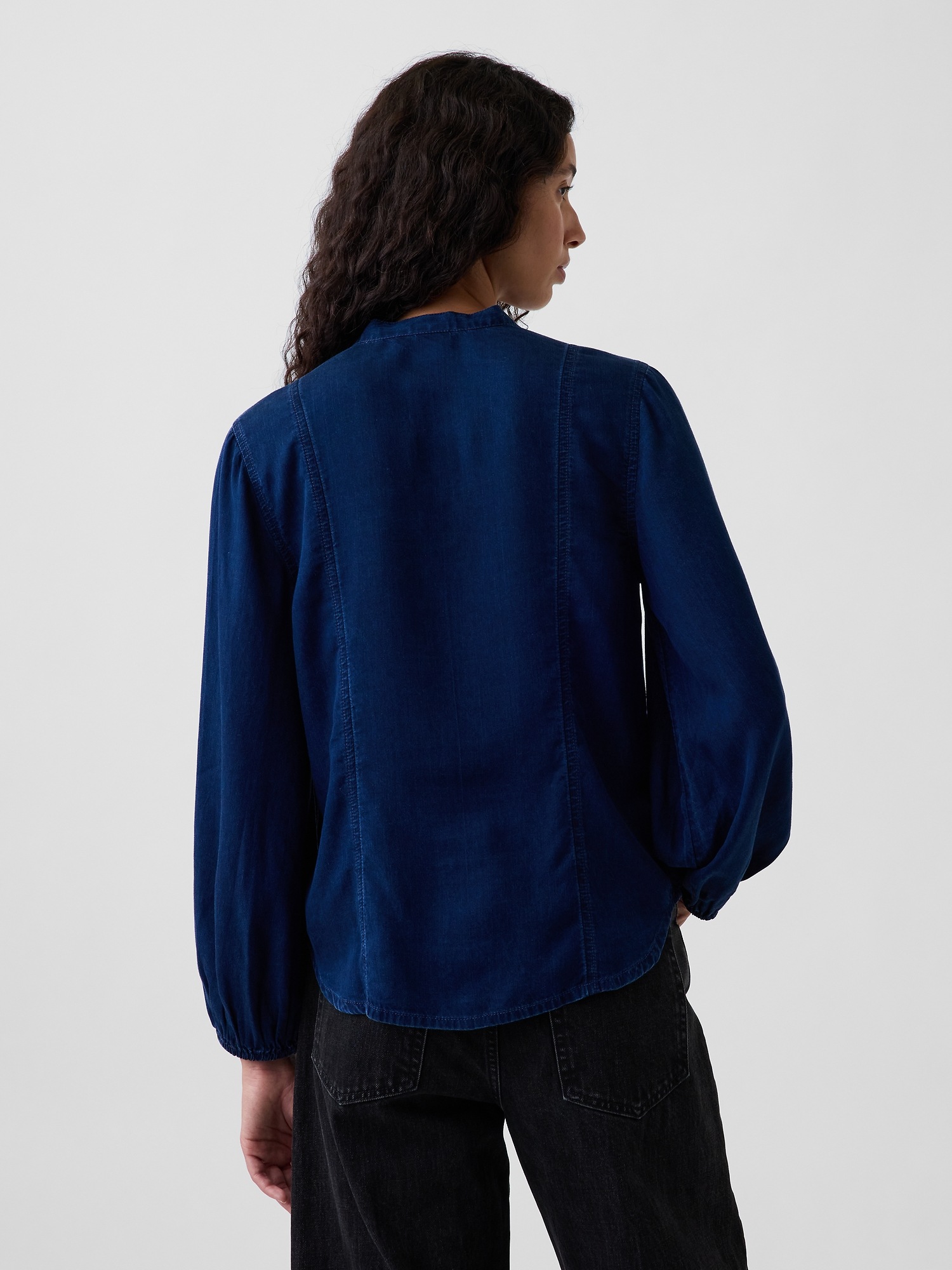 Женская рубашка Gap Denim Seamed Tie-Neck, цвет: Тёмная варка — фото 3