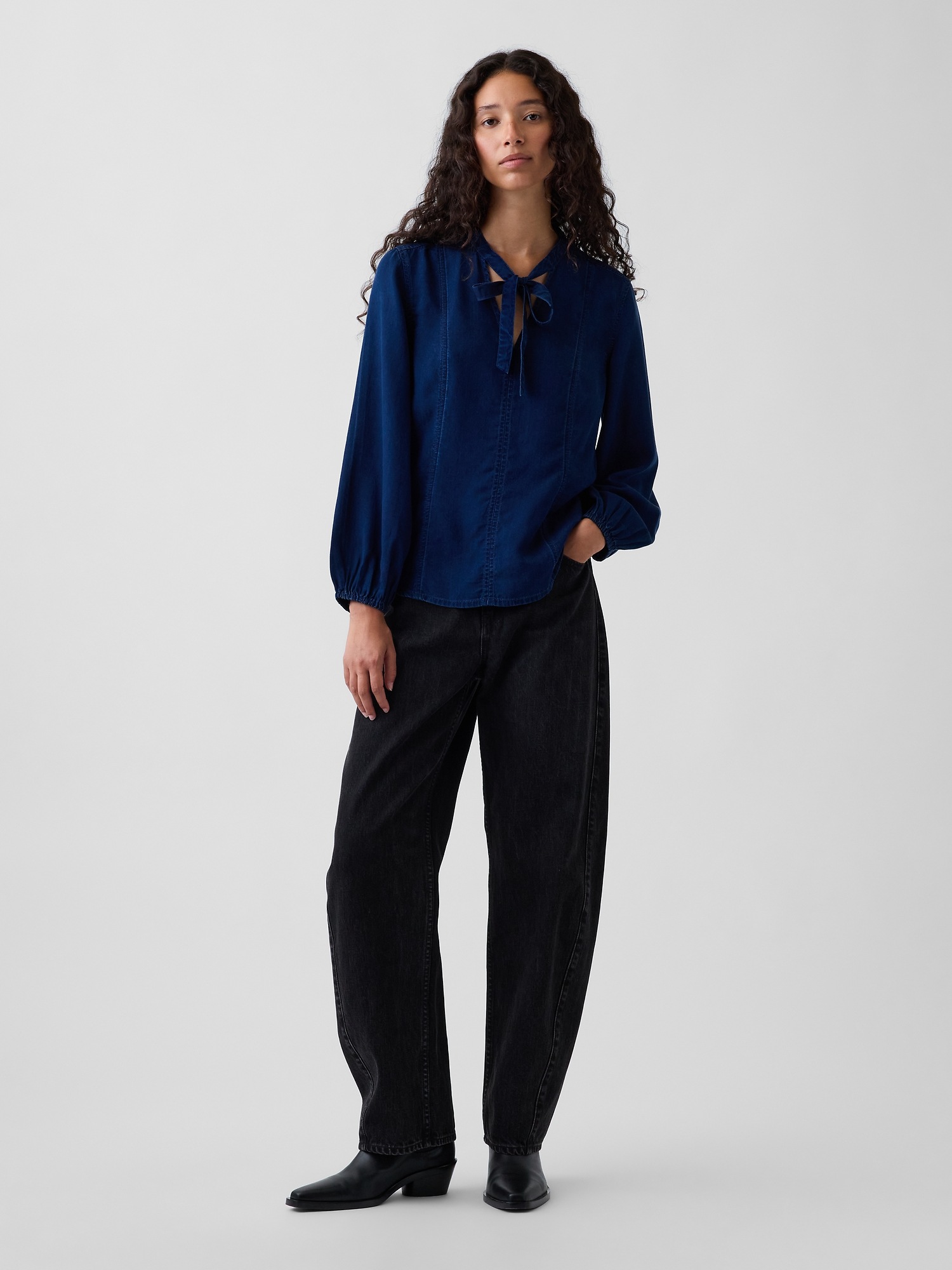 Женская рубашка Gap Denim Seamed Tie-Neck, цвет: Тёмная варка — фото 2
