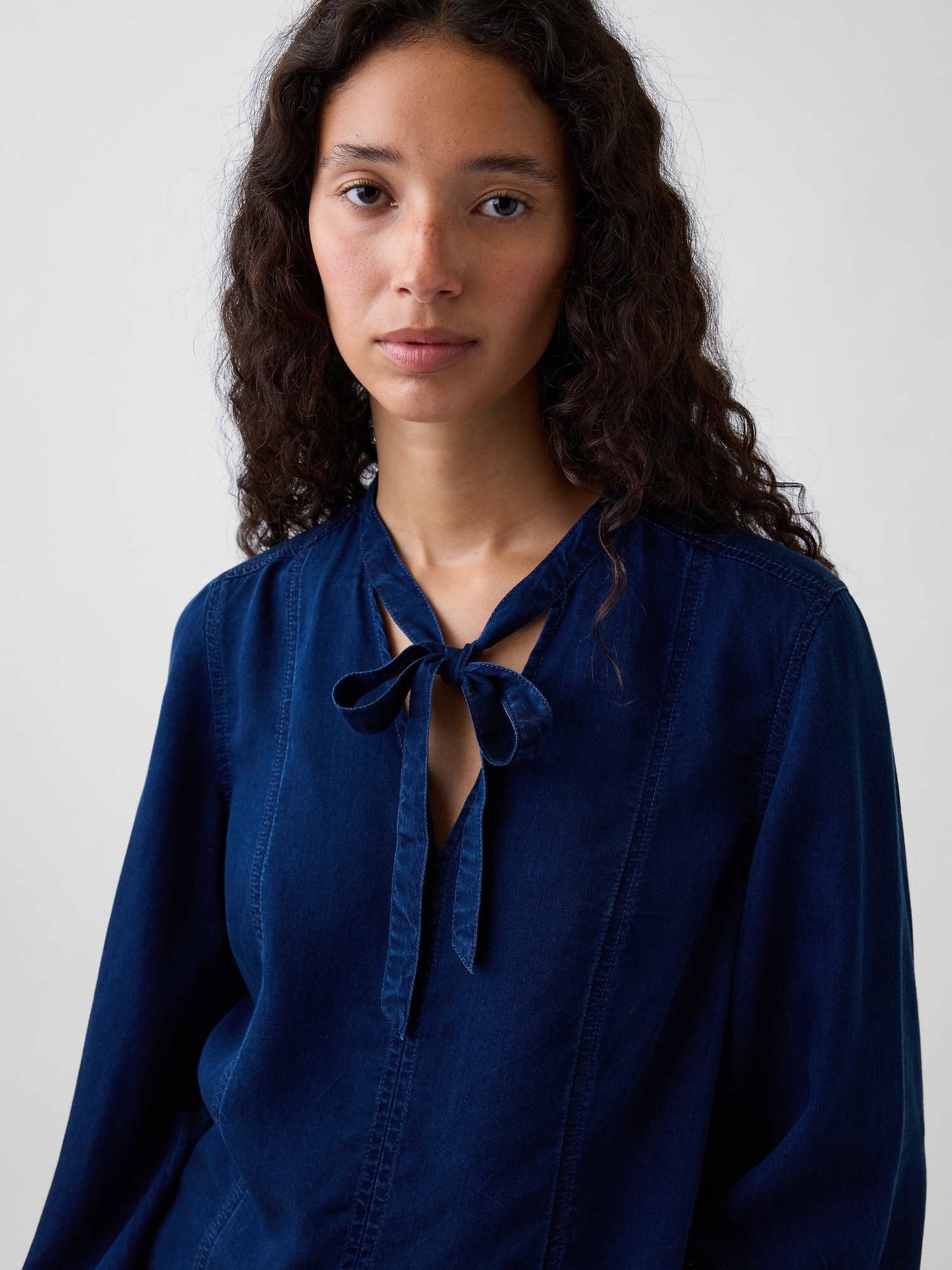 Женская рубашка Gap Denim Seamed Tie-Neck, цвет: Тёмная варка — фото 4