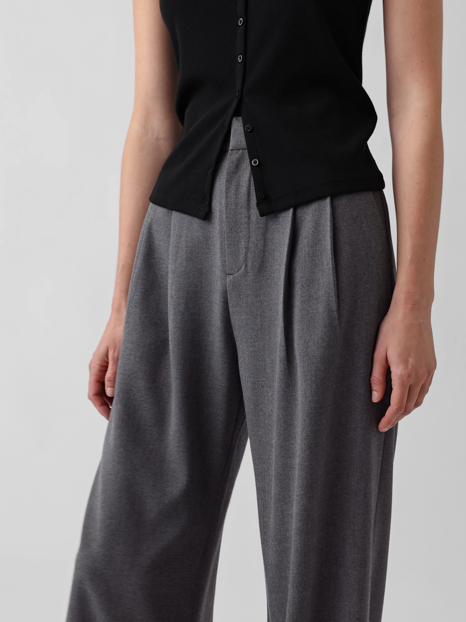 Женские брюки Gap 365 High Rise Brushed Twill Pleated Trousers, цвет: Тёмный меланжевый серый — фото 5